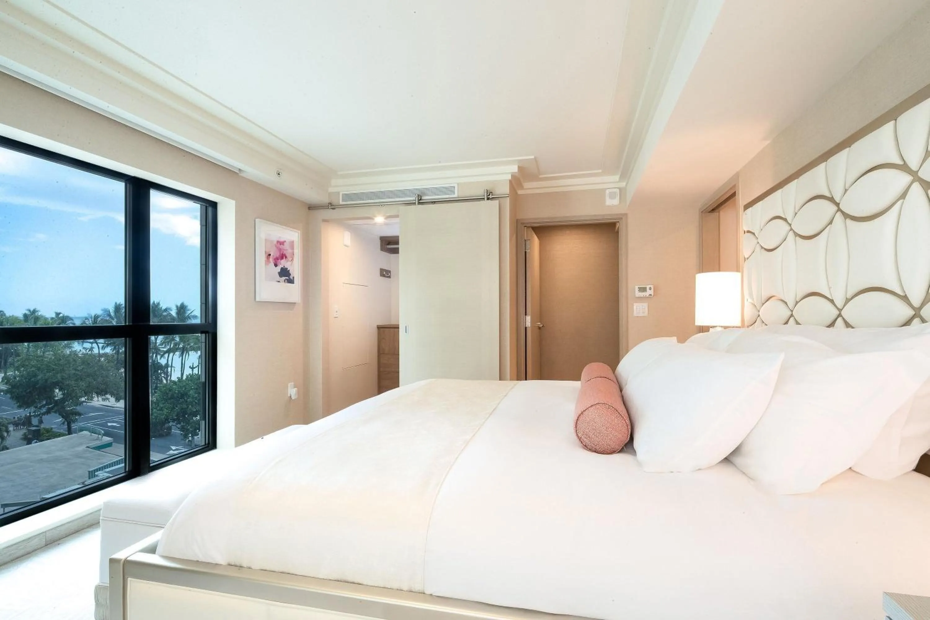 Bed in ESPACIO THE JEWEL OF WAIKIKI