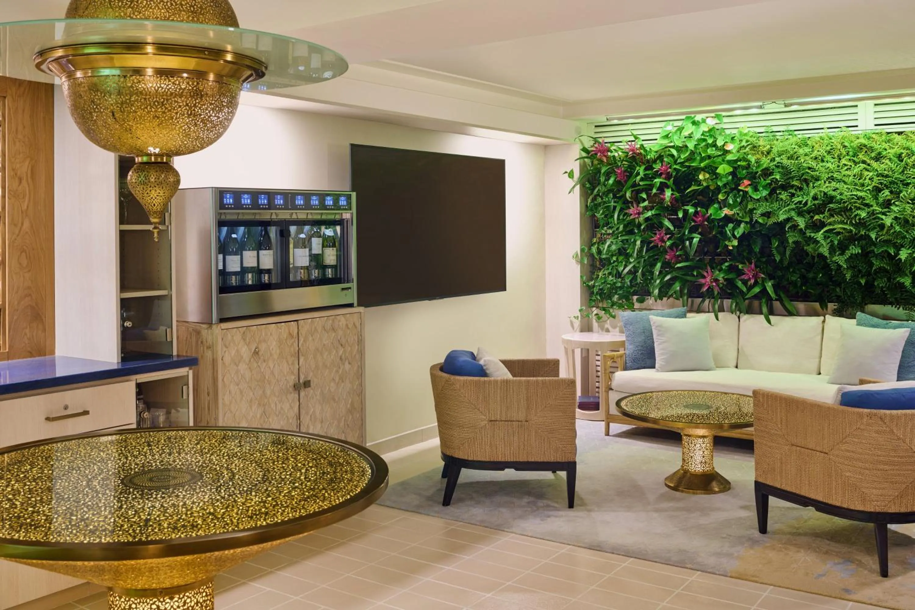 Communal lounge/ TV room in ESPACIO THE JEWEL OF WAIKIKI