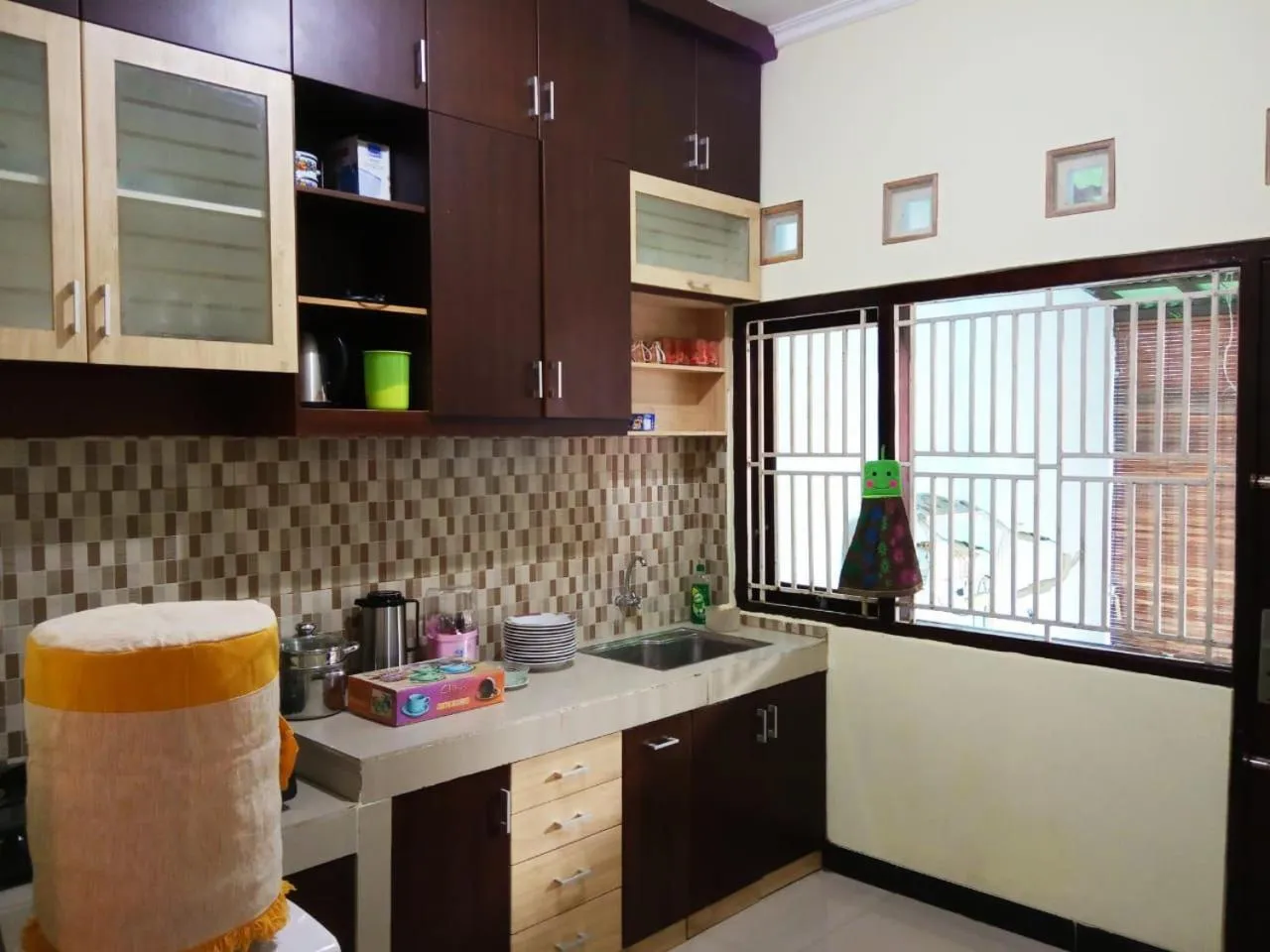 Kitchen or kitchenette in Homestay Tegal Kota by Simply Homy