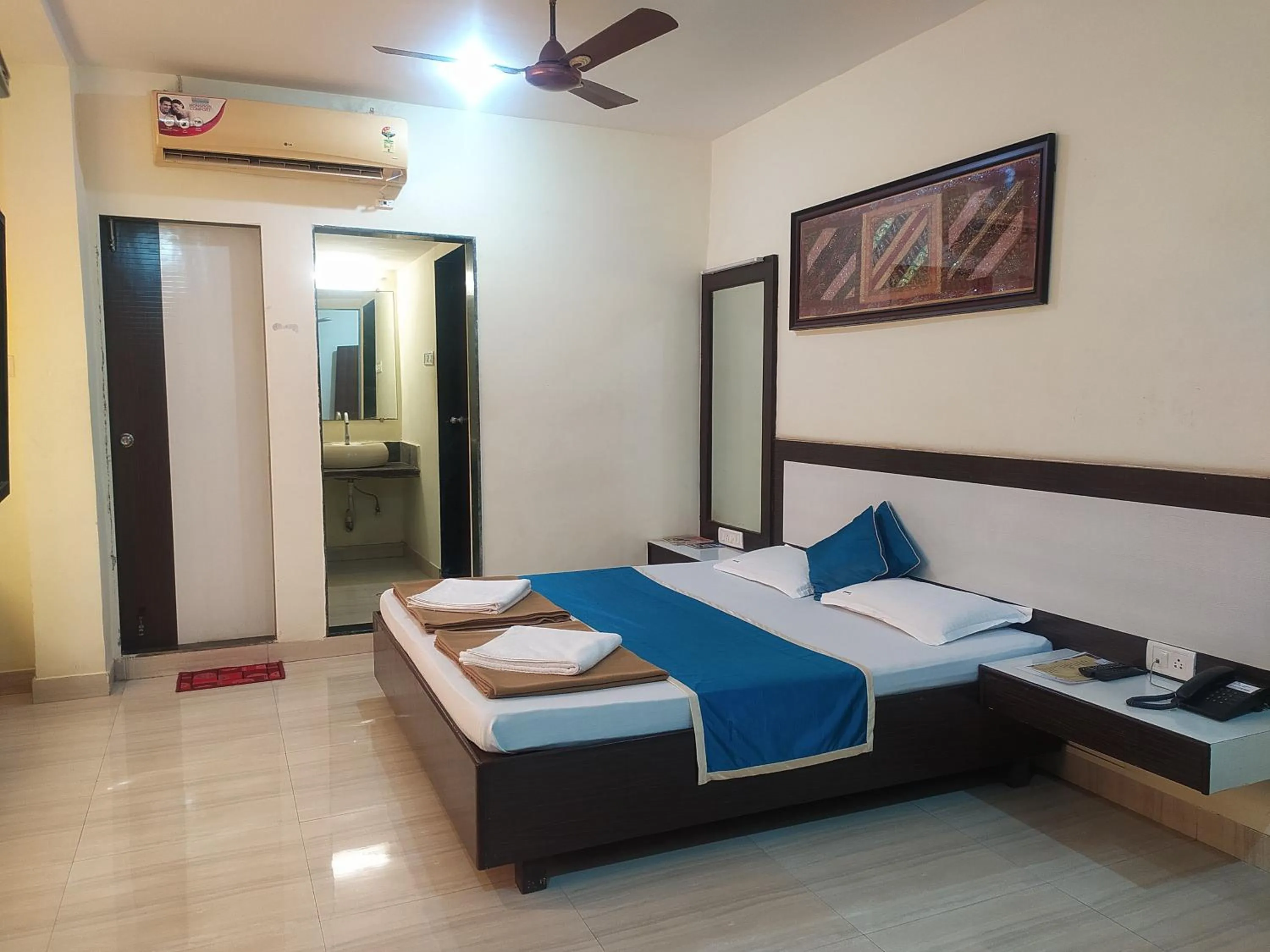 Bed in Sea Winds Hotel, Guhagar