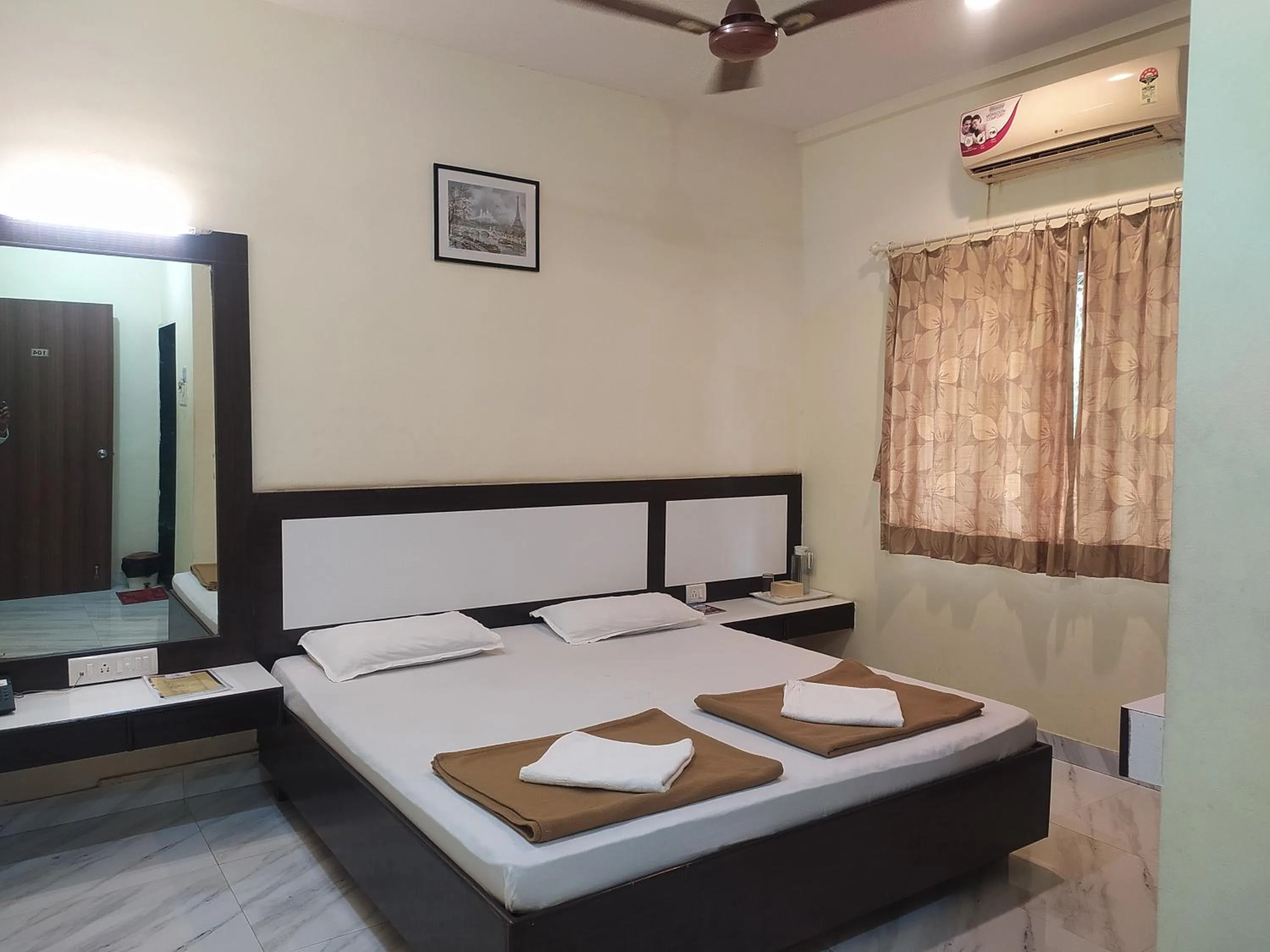 Bedroom, Bed in Sea Winds Hotel, Guhagar