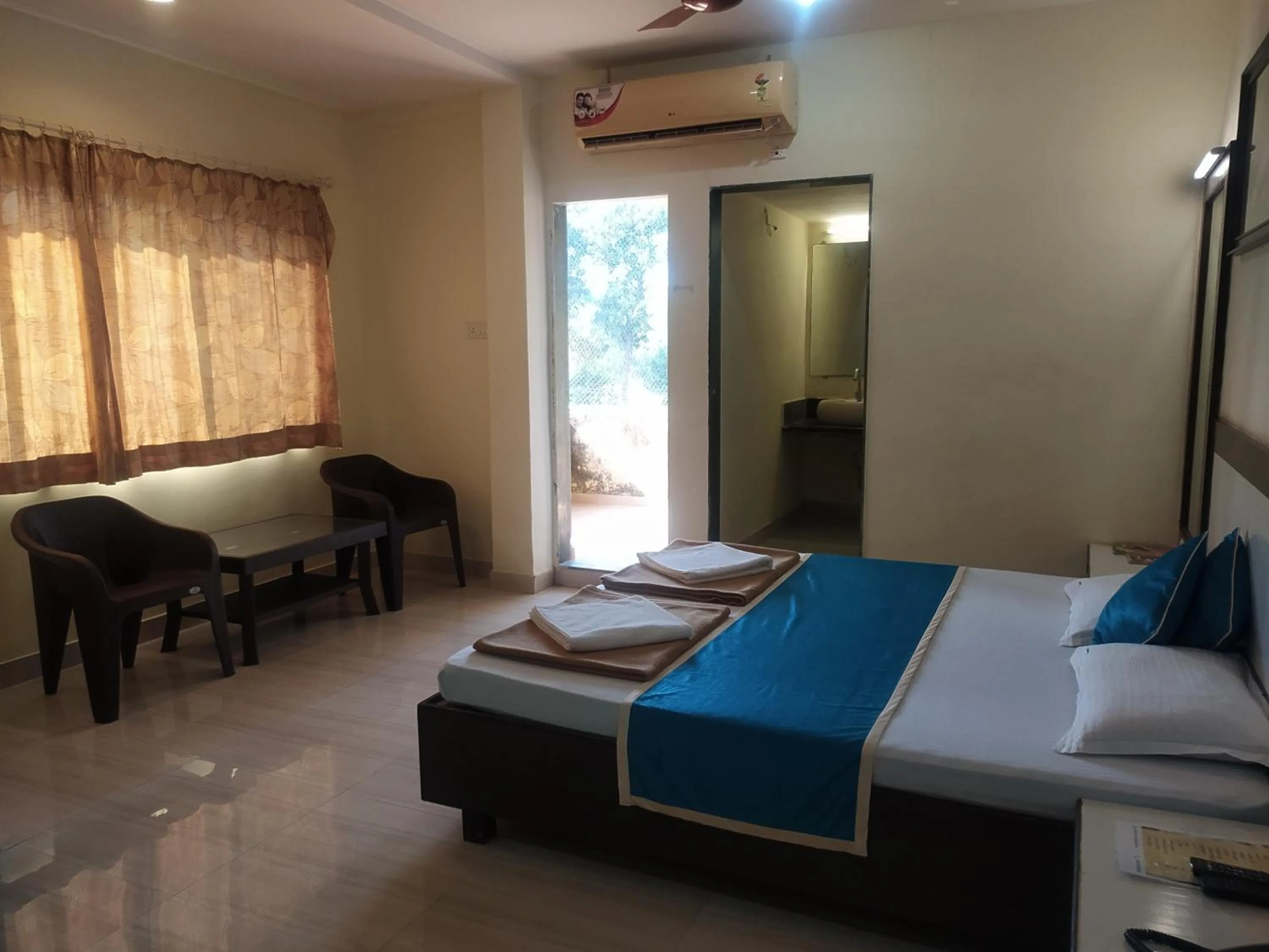 Bedroom, Bed in Sea Winds Hotel, Guhagar