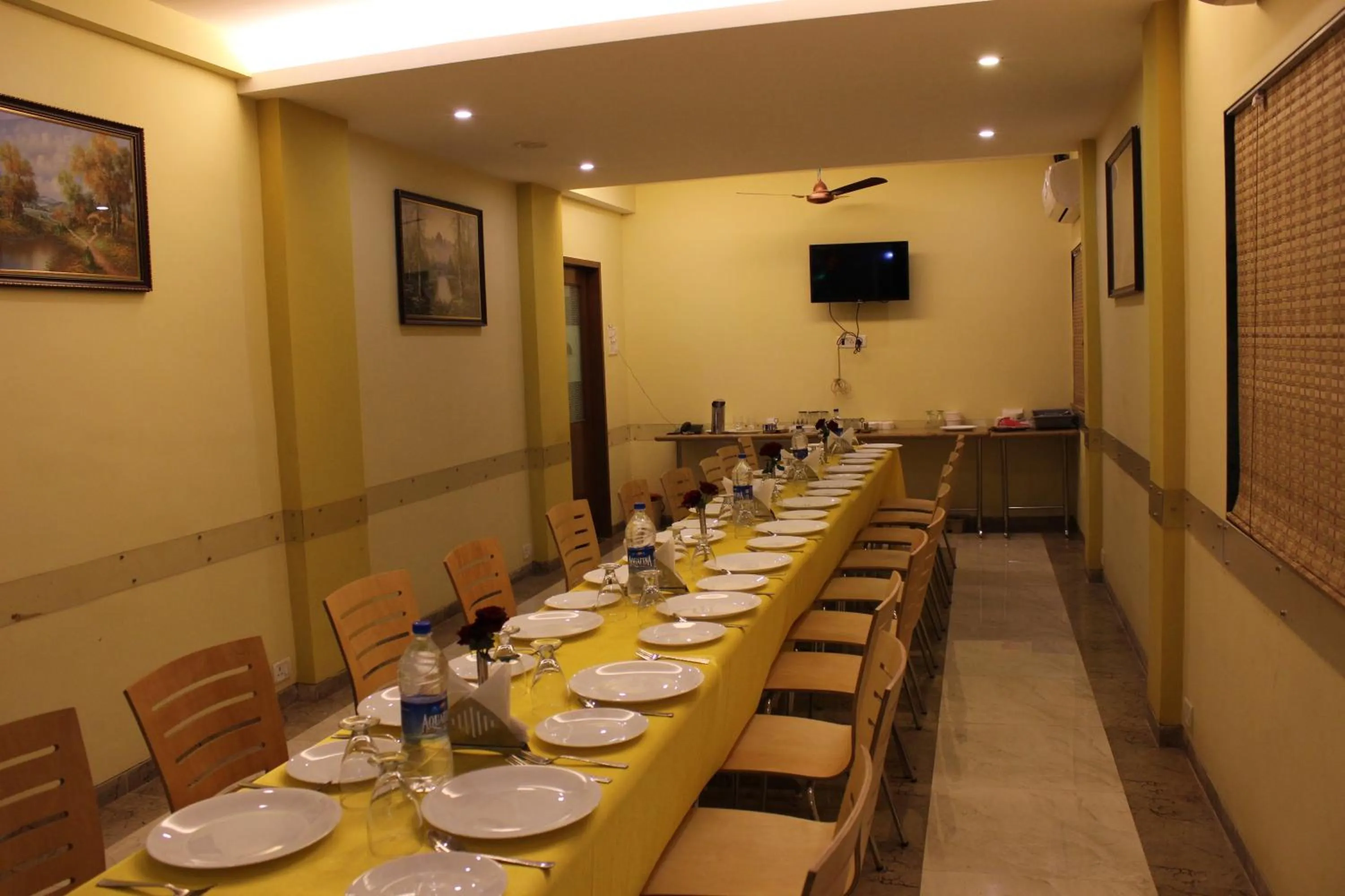Restaurant/places to eat in Sea Winds Hotel, Guhagar