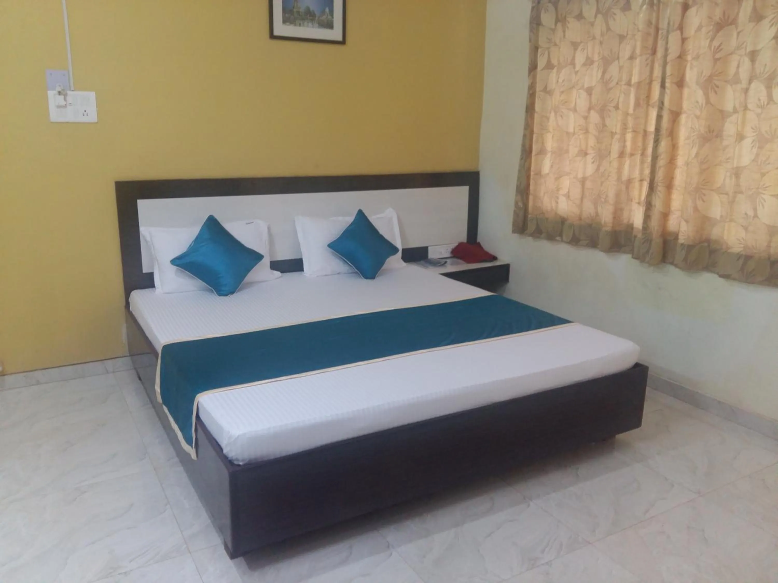 Bed in Sea Winds Hotel, Guhagar