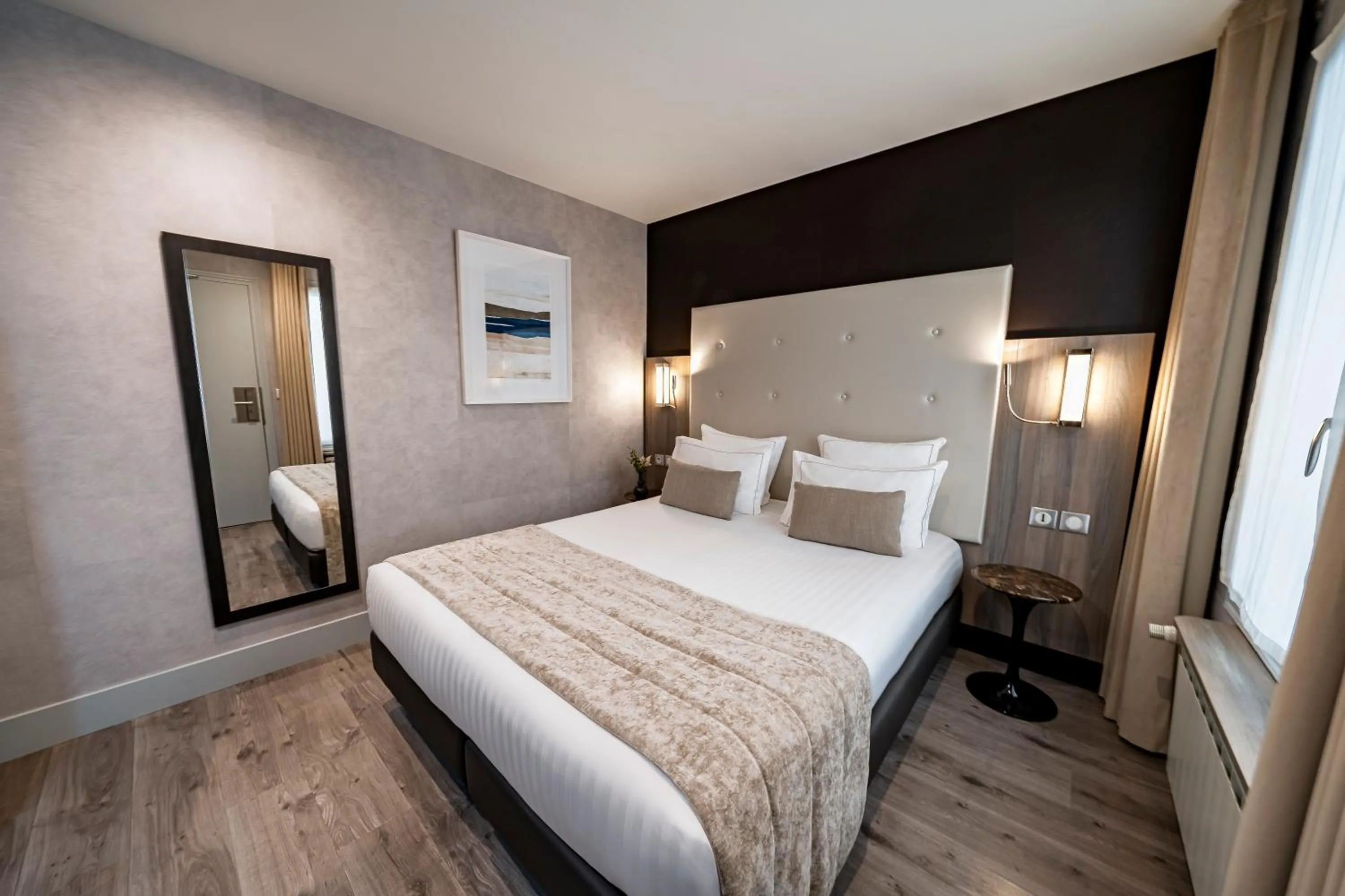 Bed in Hotel de la Paix Tour Eiffel