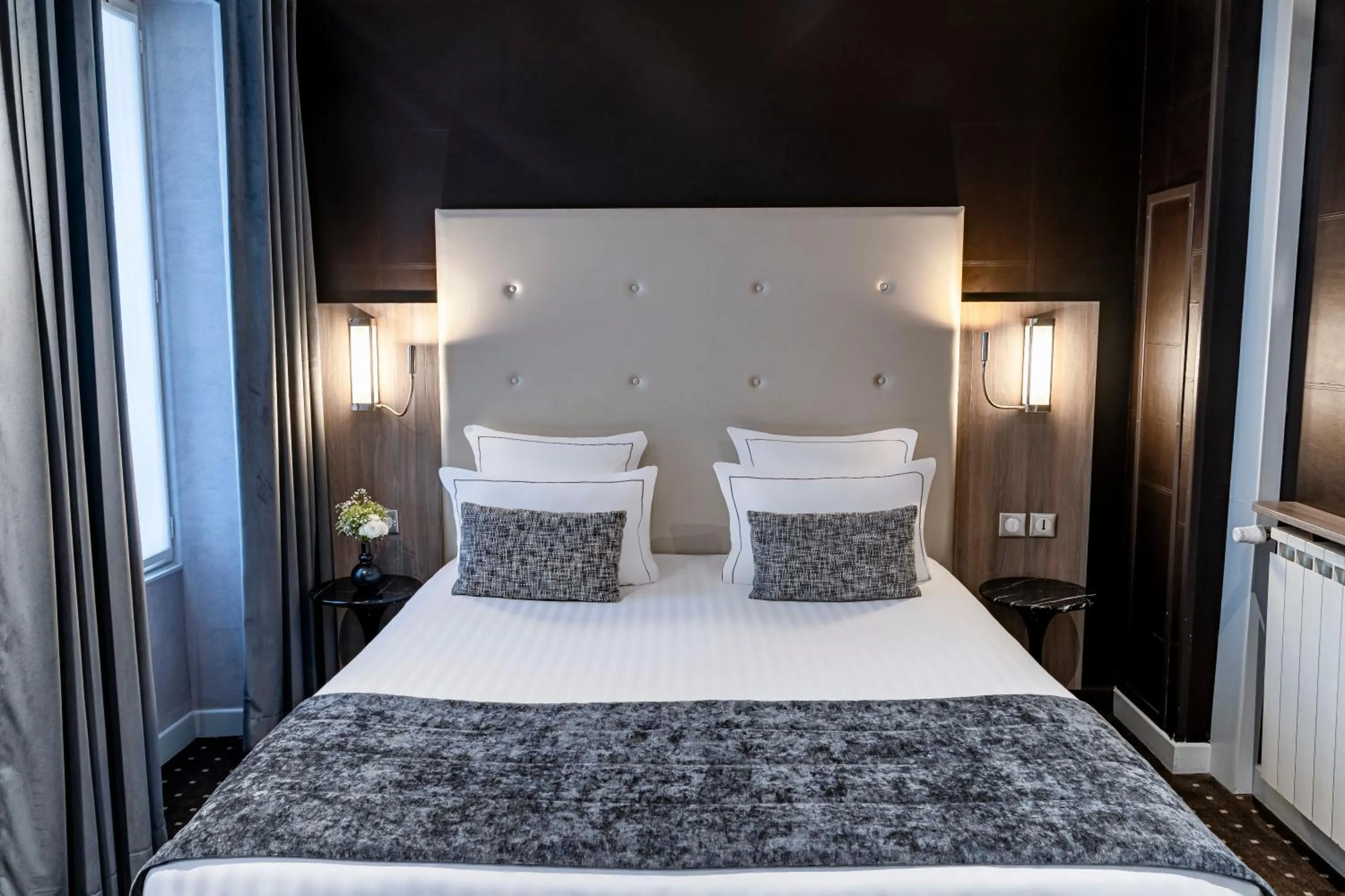 Bed in Hotel de la Paix Tour Eiffel