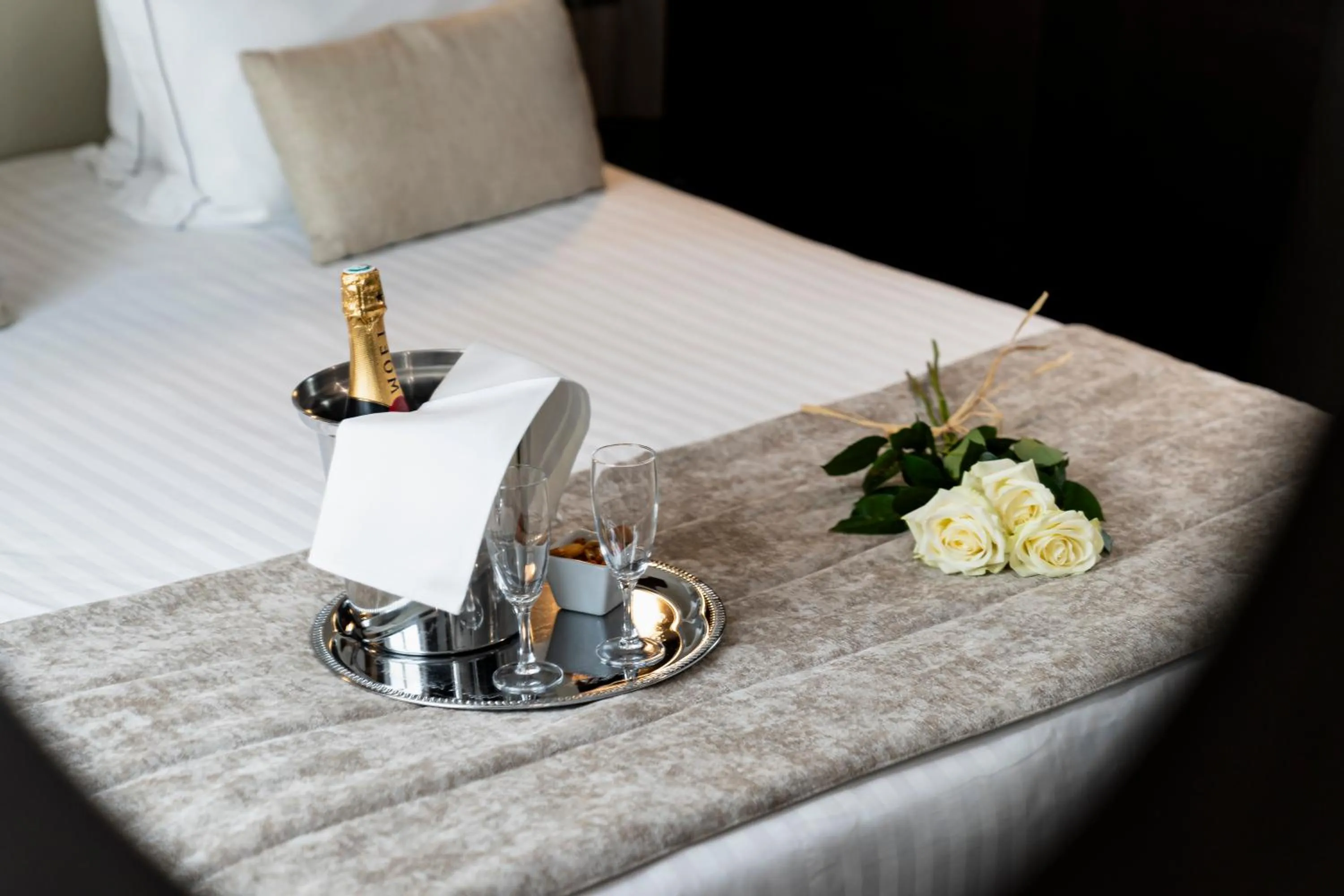 Bed in Hotel de la Paix Tour Eiffel