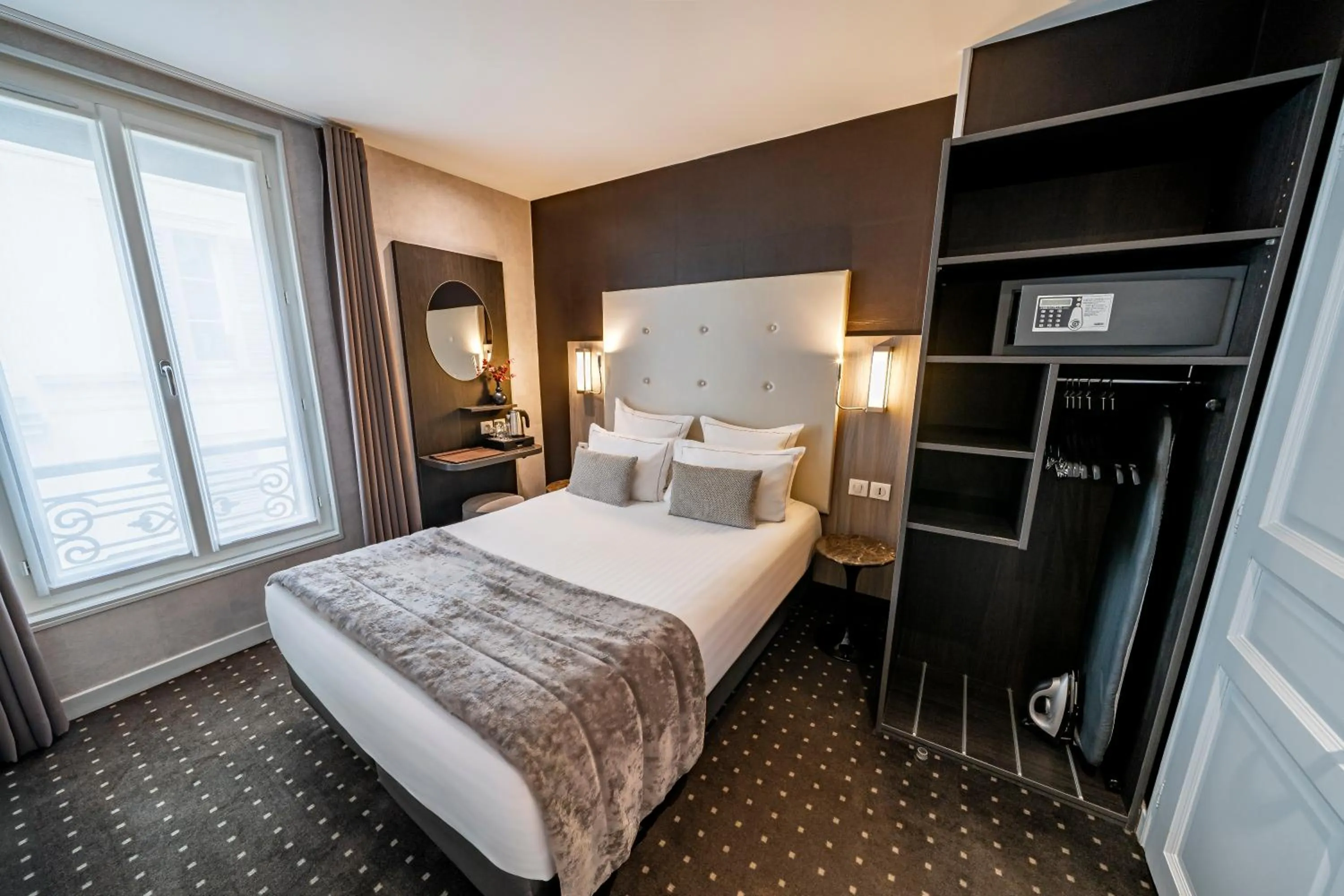 Bed in Hotel de la Paix Tour Eiffel