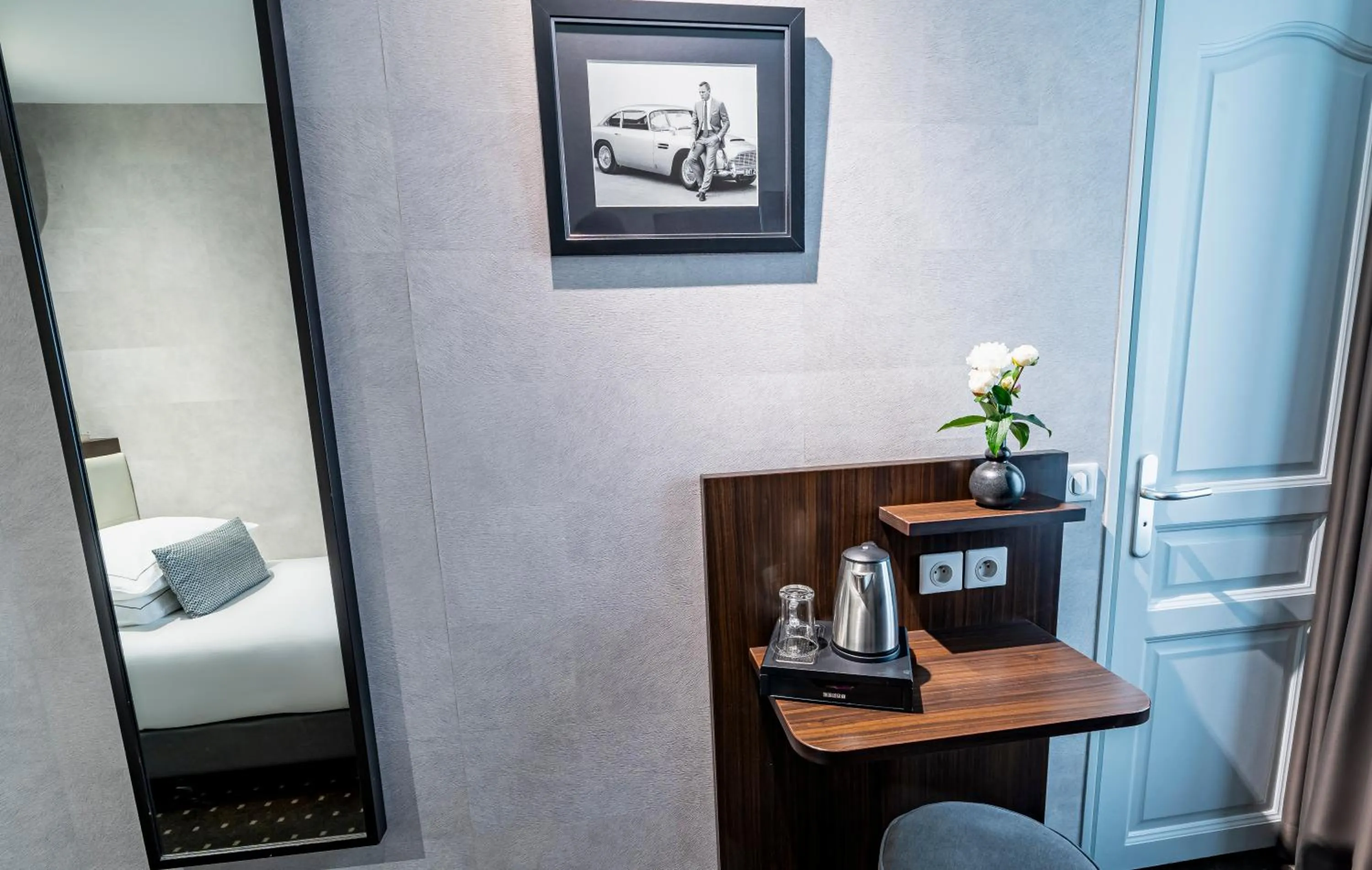 Bed in Hotel de la Paix Tour Eiffel