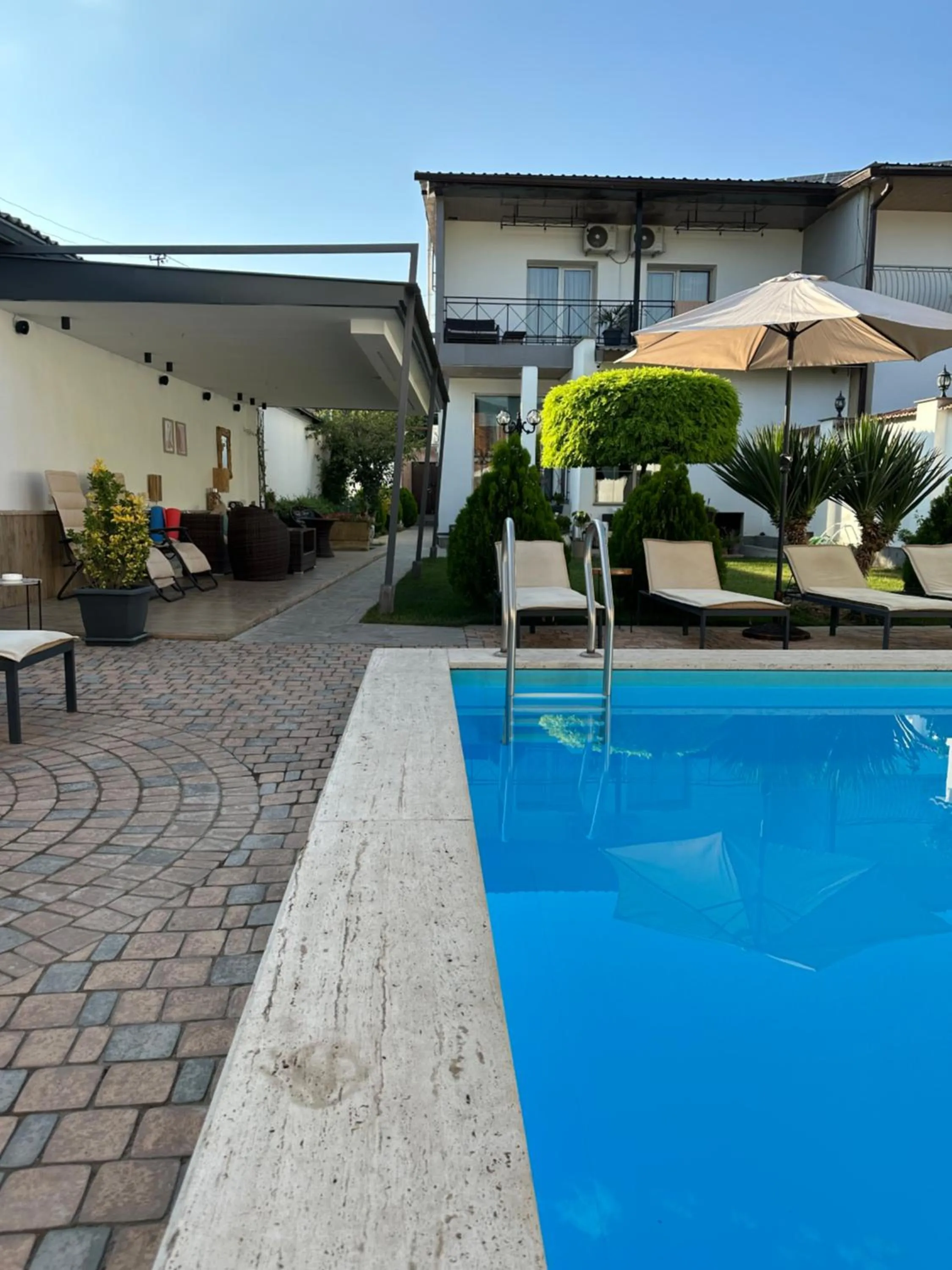 Swimming pool in Garden Lounge Hotel