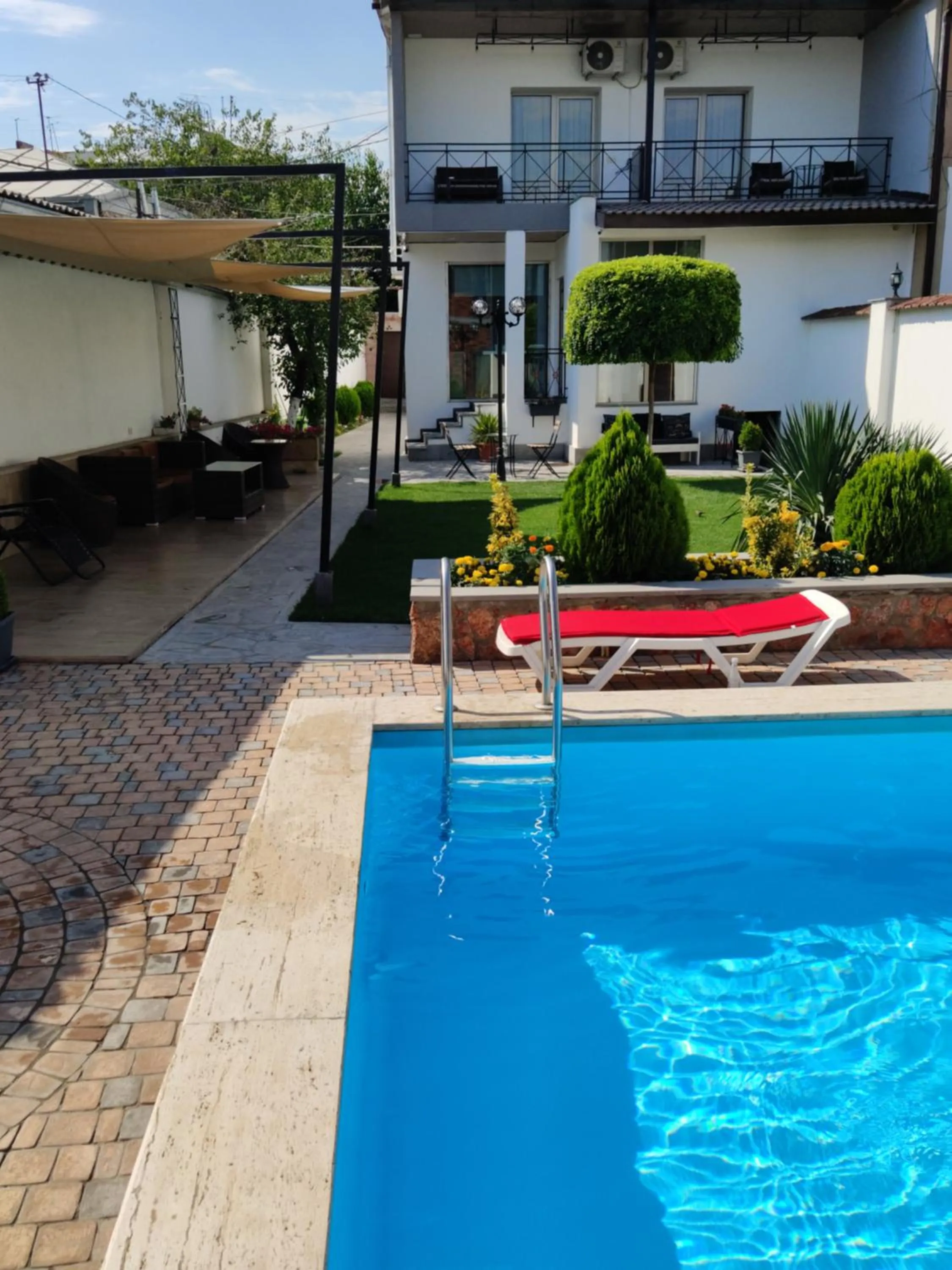 Swimming pool in Garden Lounge Hotel