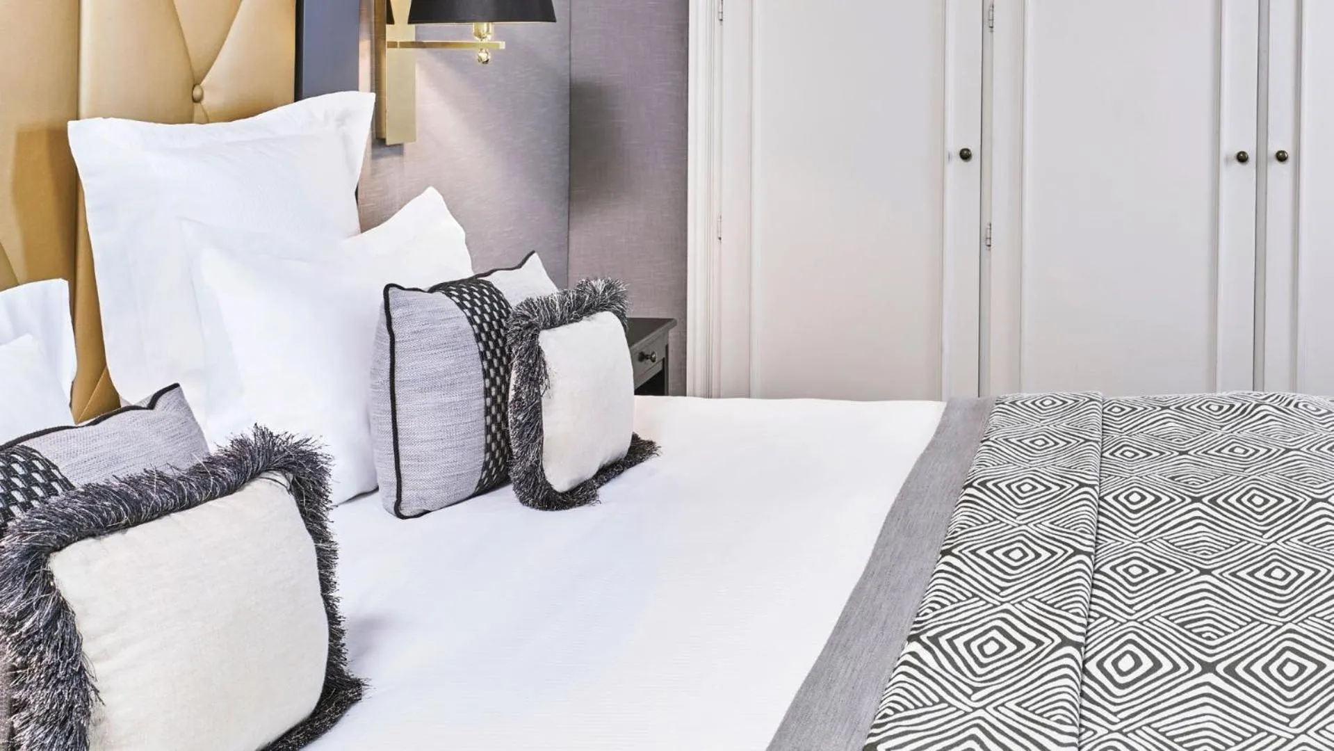 Bedroom, Bed in Hôtel Barrière Le Majestic Cannes