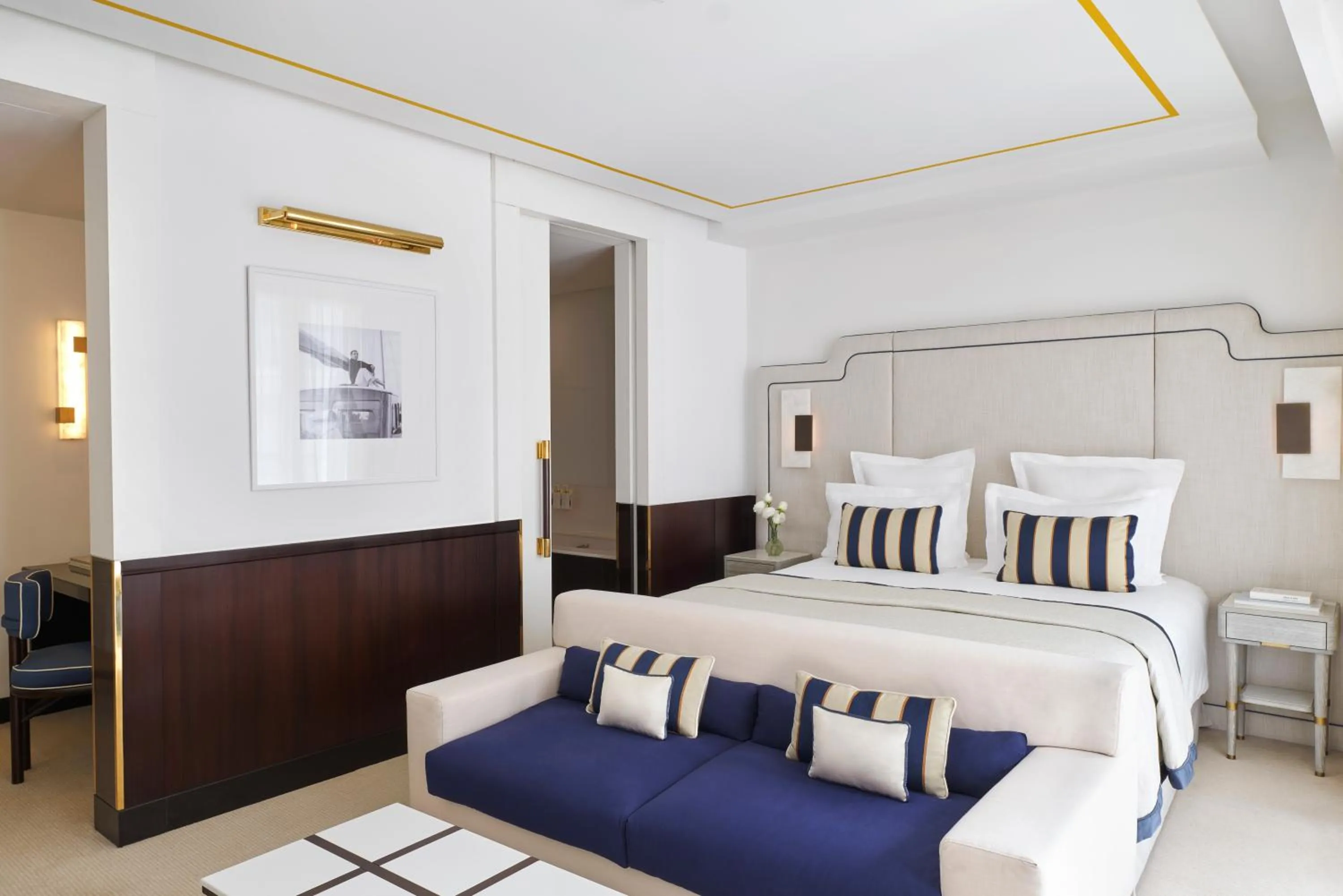 Bedroom, Bed in Hôtel Barrière Le Majestic Cannes