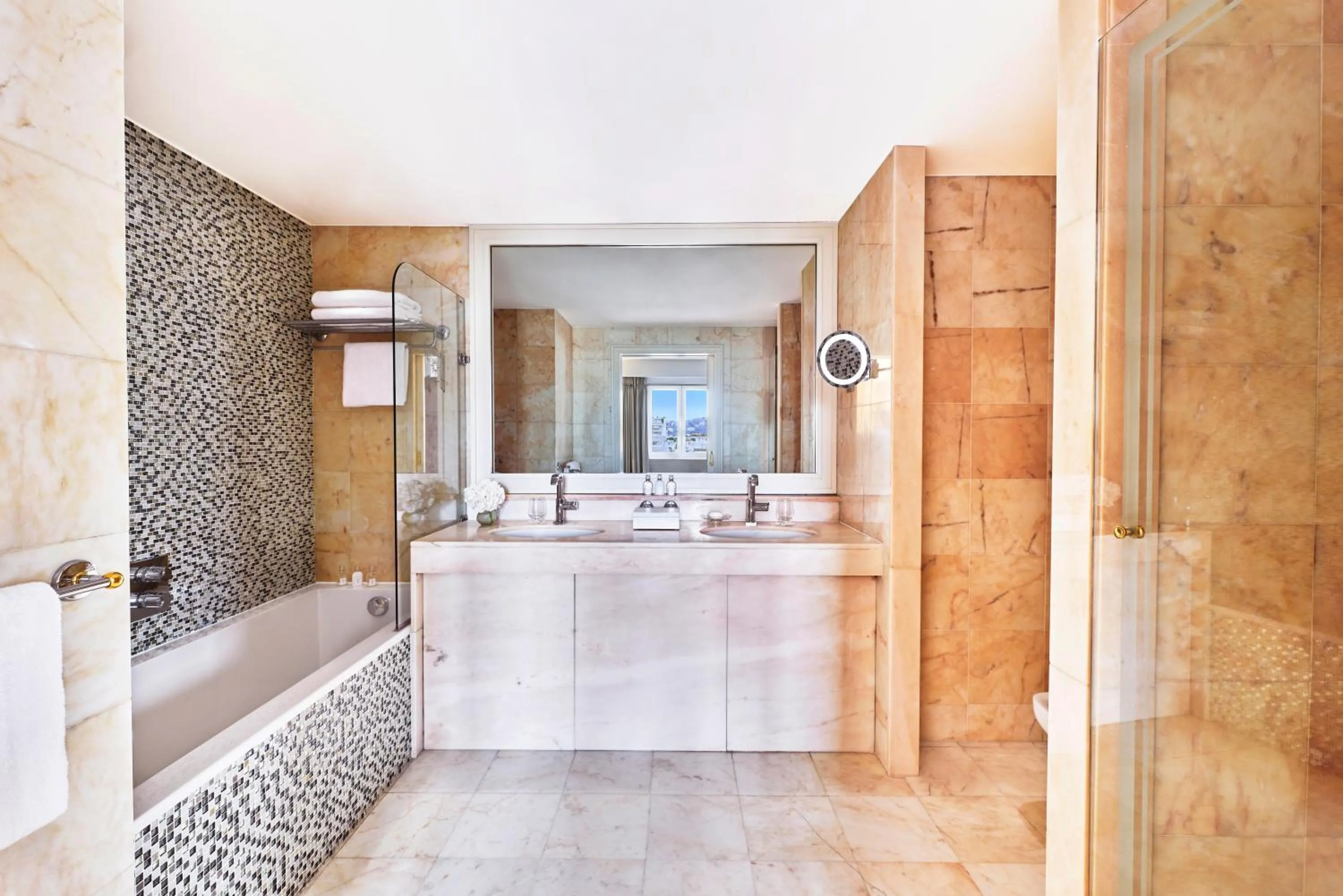 Bathroom in Hôtel Barrière Le Majestic Cannes