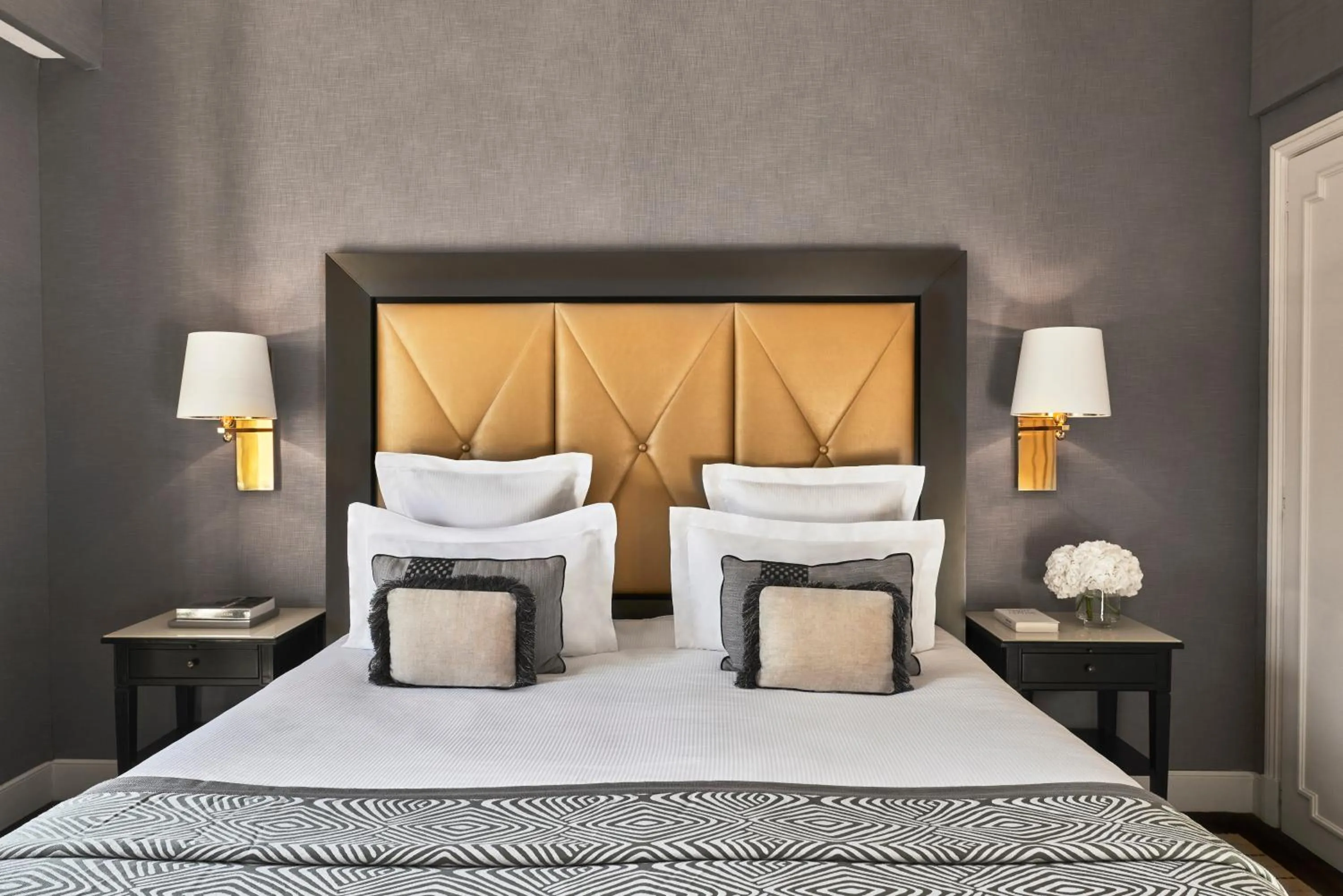 Bedroom, Bed in Hôtel Barrière Le Majestic Cannes