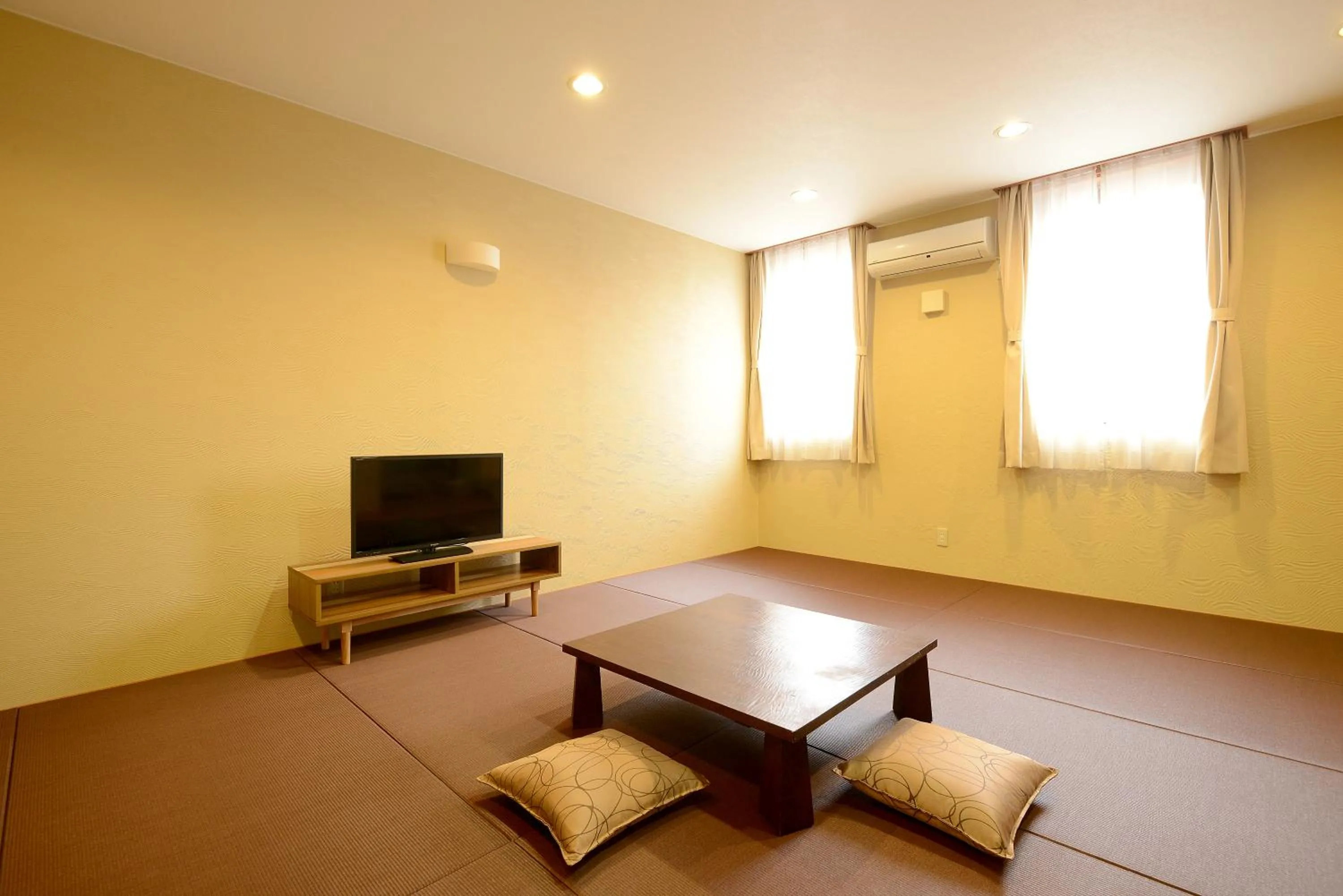 Photo of the whole room, Bed in Hotel Teiregikan