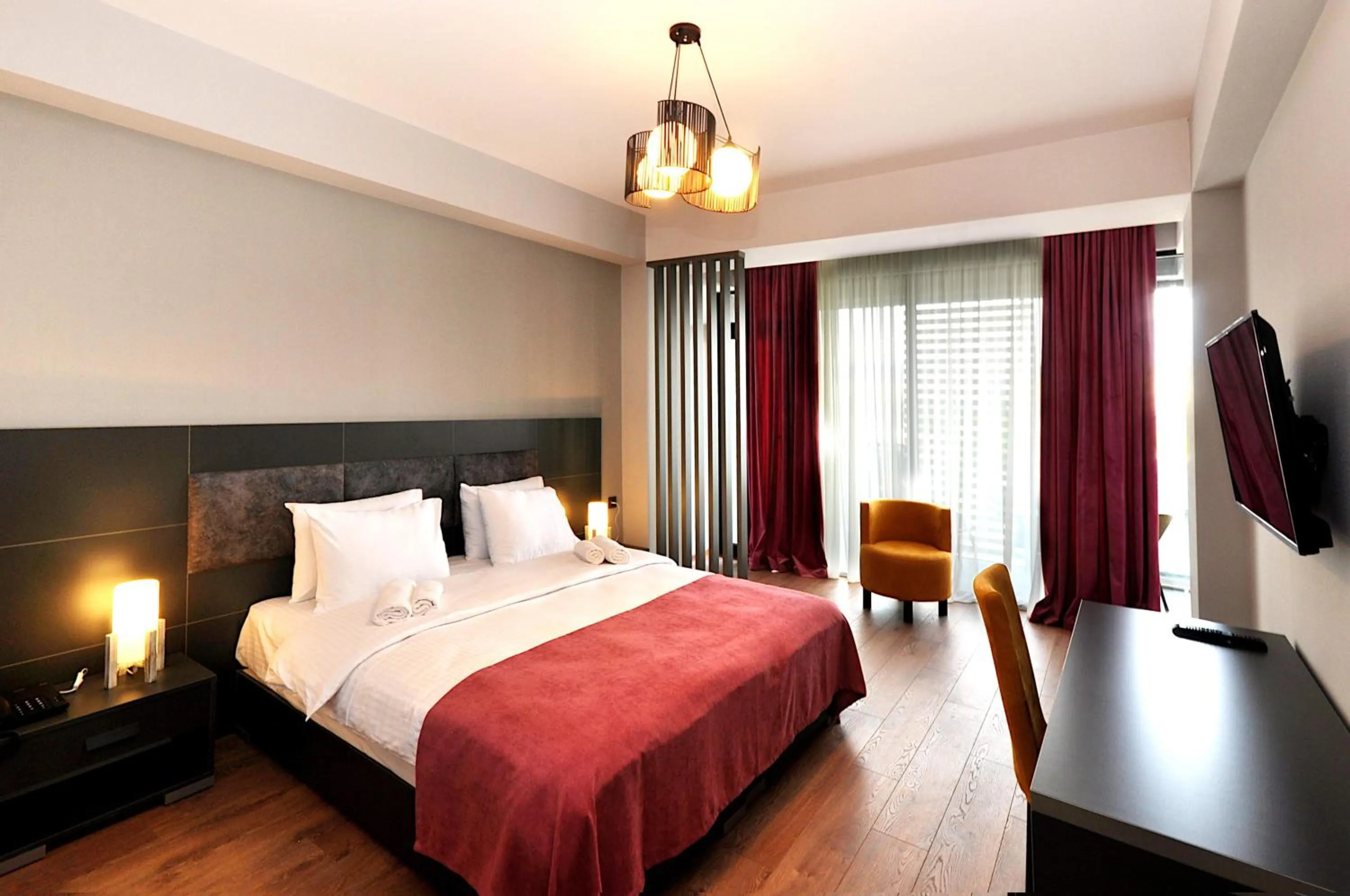 Communal lounge/ TV room, Bed in Jazz Hotel