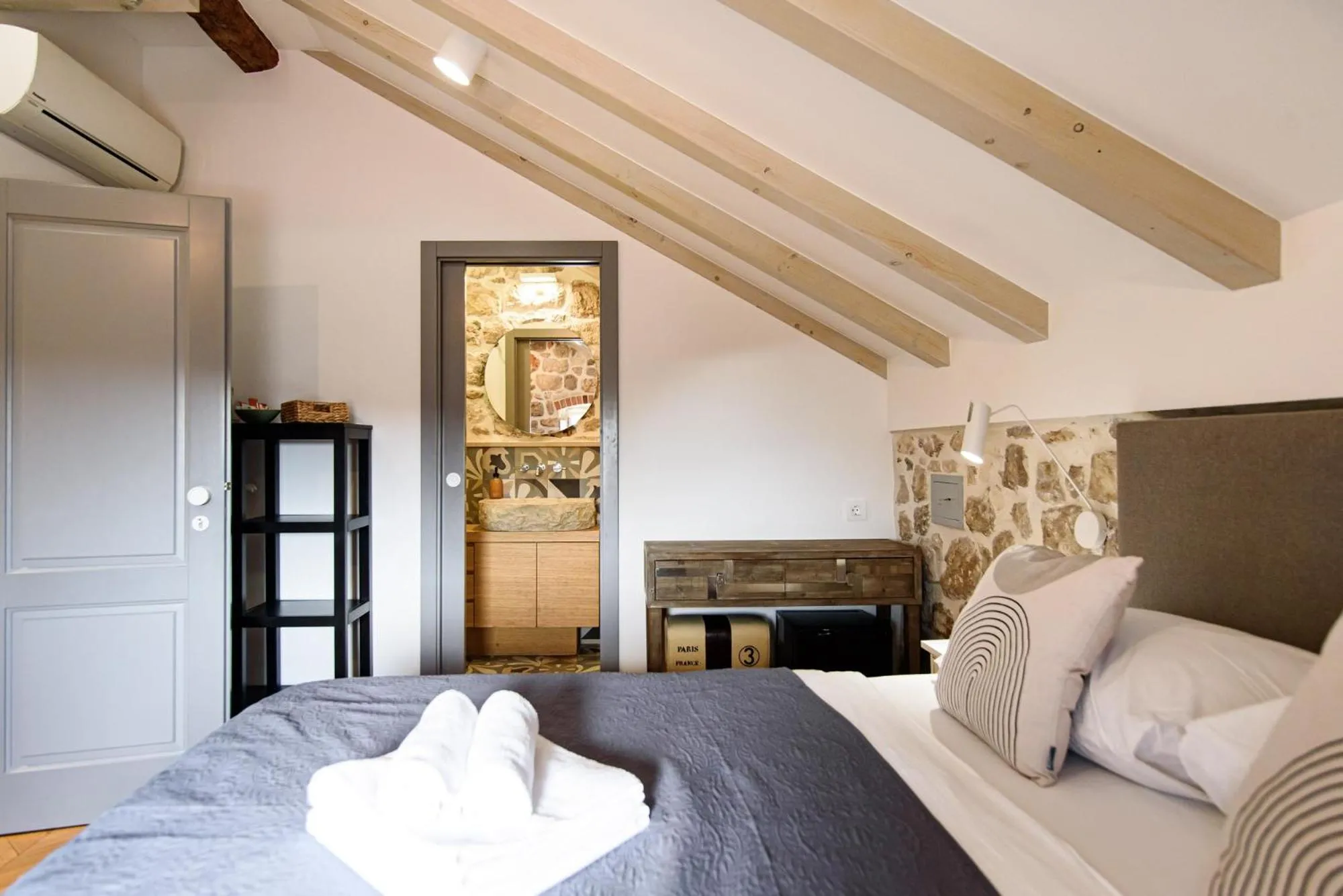 Bed in VILLA MONTE SANTO by DuHomes