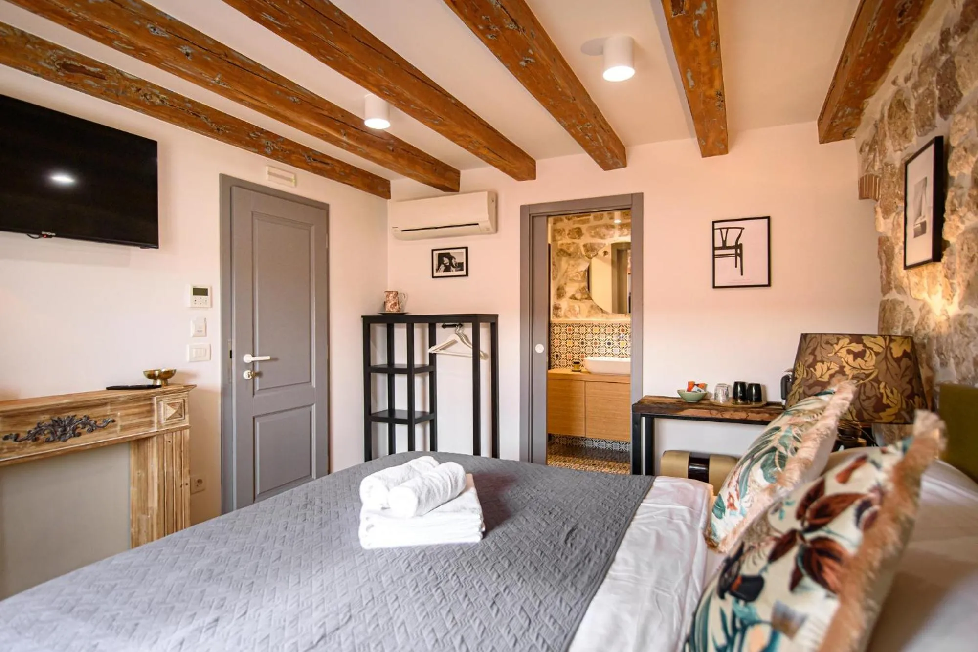 Bed in VILLA MONTE SANTO by DuHomes