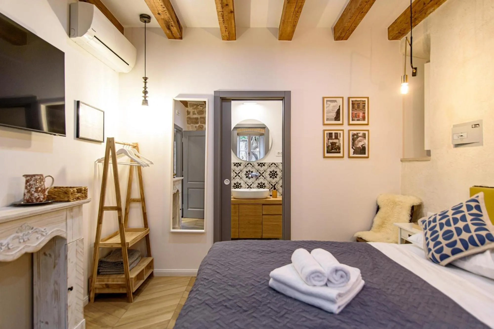 Bed in VILLA MONTE SANTO by DuHomes