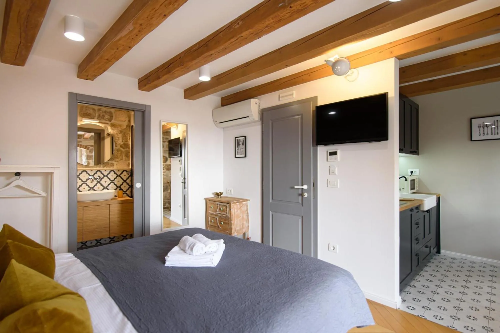 Bed in VILLA MONTE SANTO by DuHomes