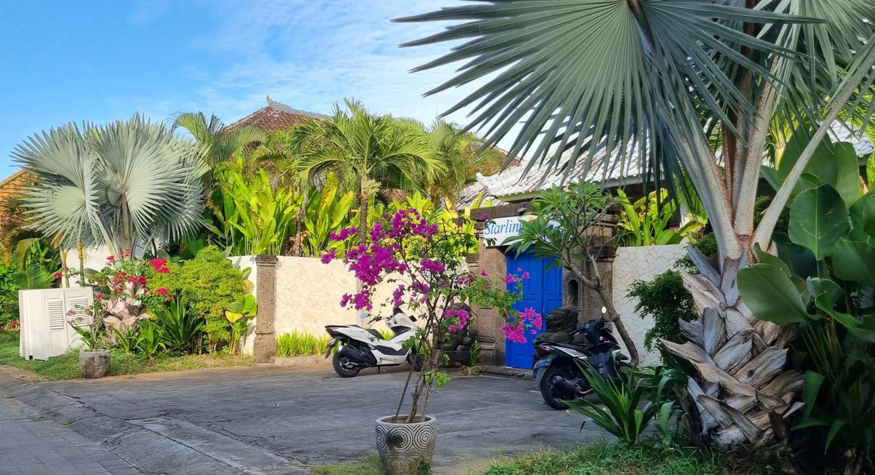 Facade/entrance in Starling villas