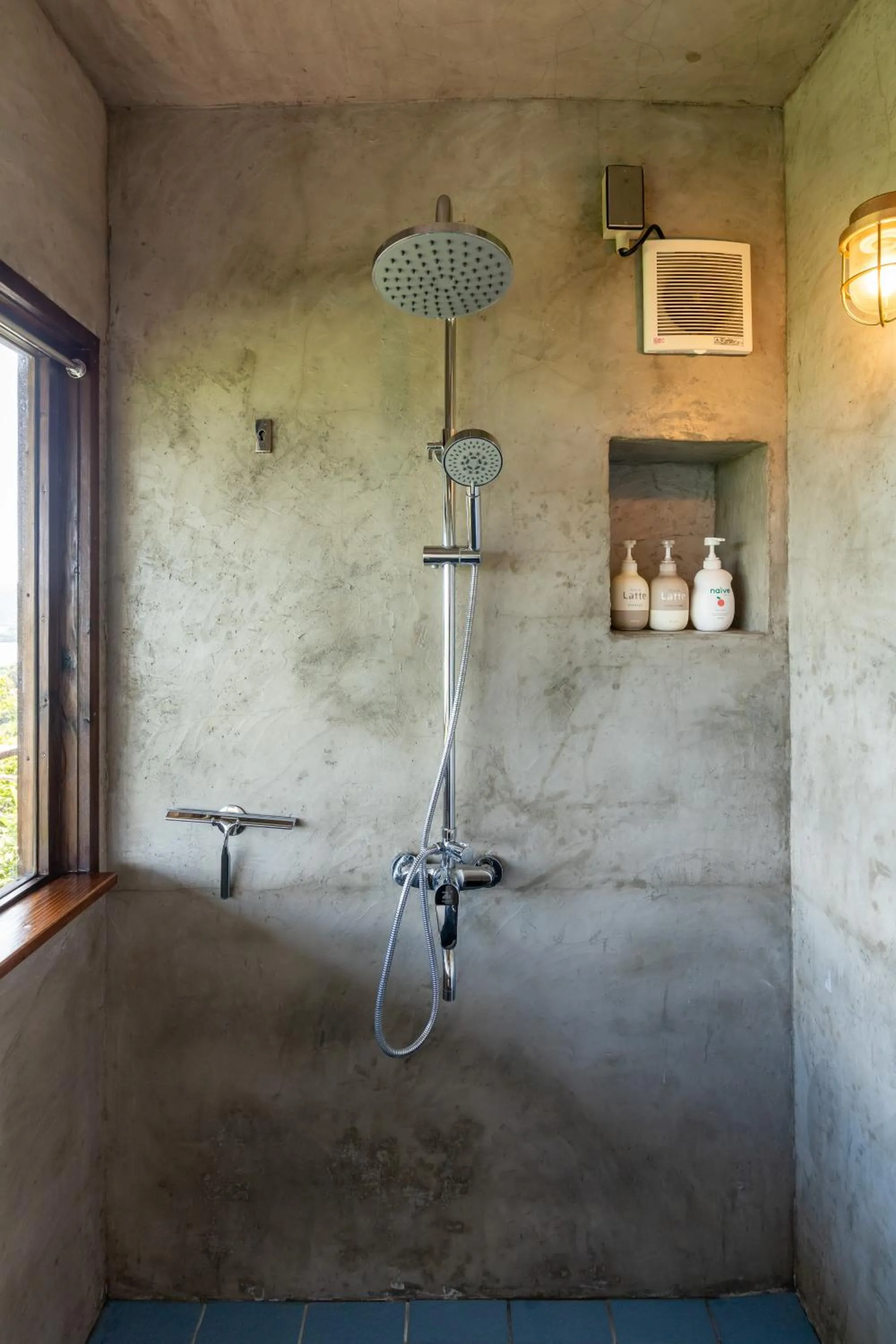 Shower in Tree-house Hotel Morinosubako