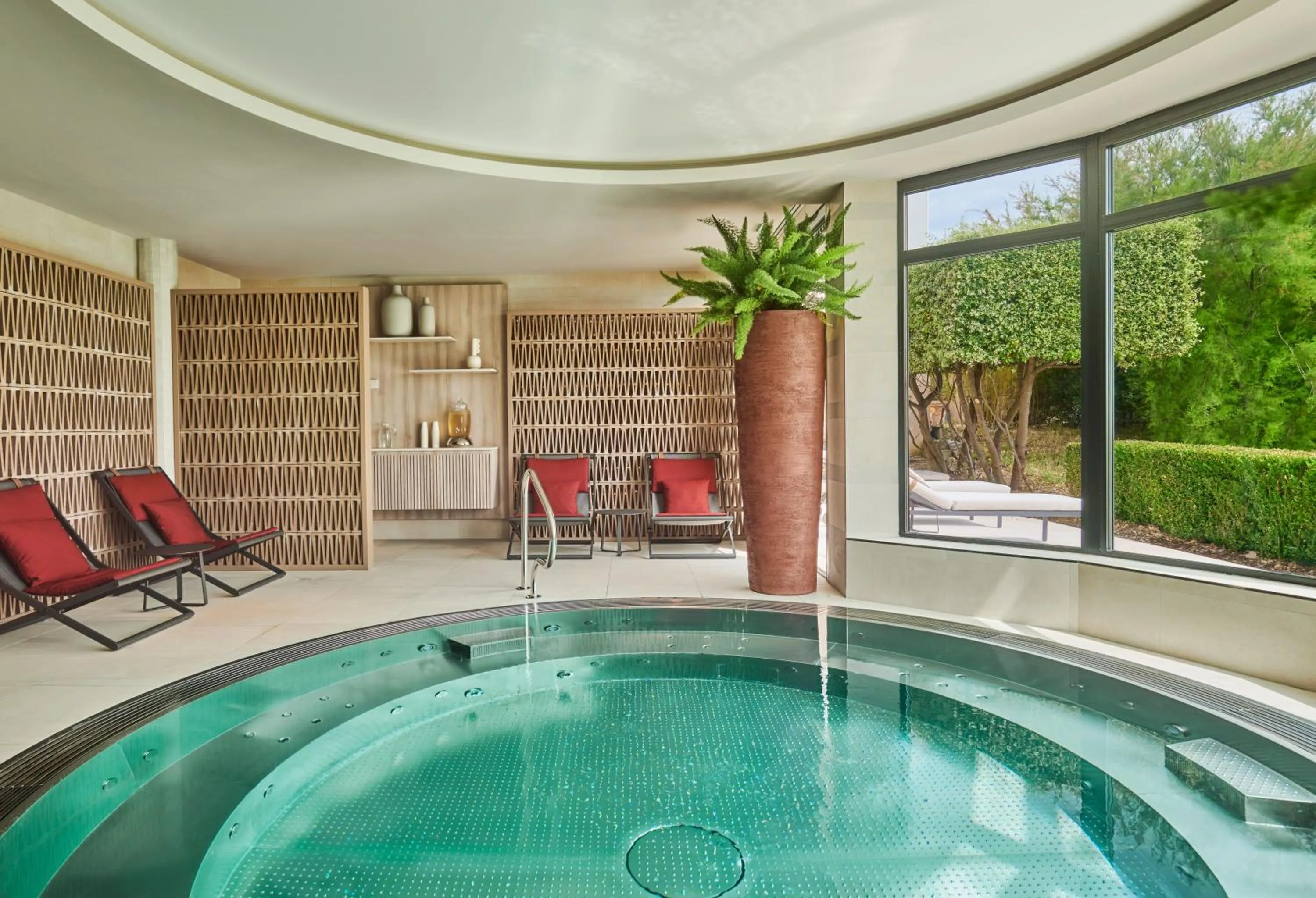 Hot Tub in Château Hôtel Grand Barrail