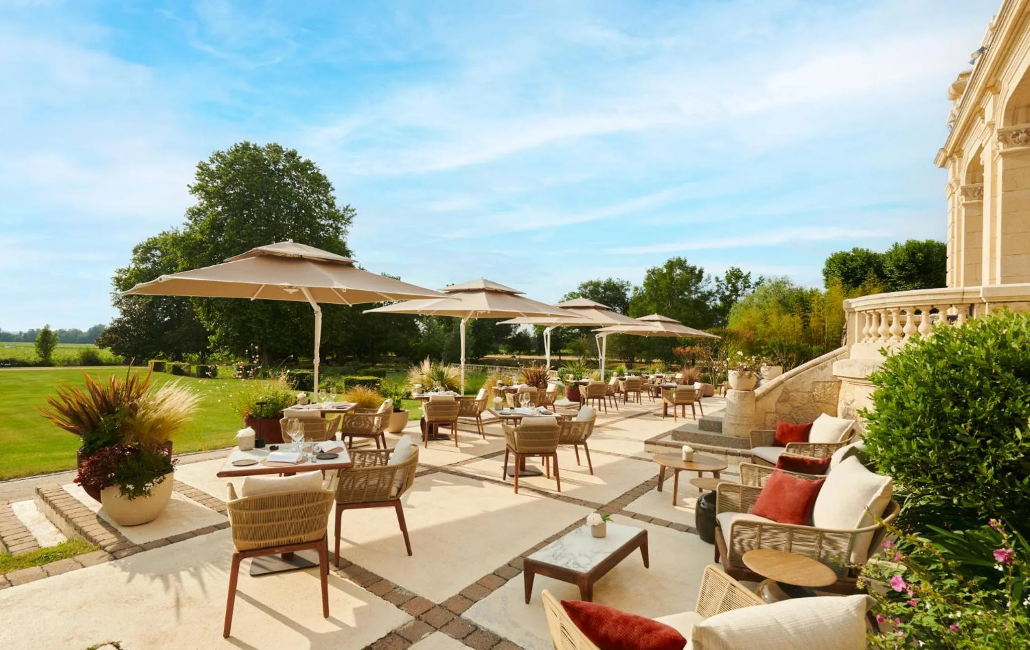Patio in Château Hôtel Grand Barrail
