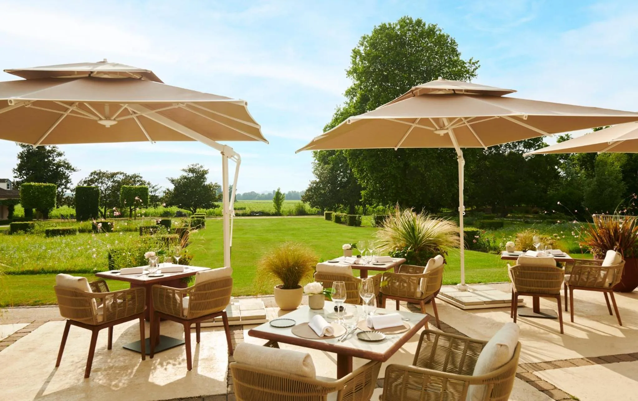 Patio in Château Hôtel Grand Barrail