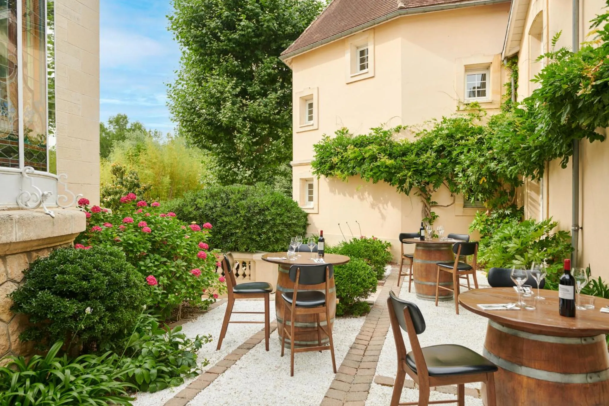 Patio in Château Hôtel Grand Barrail