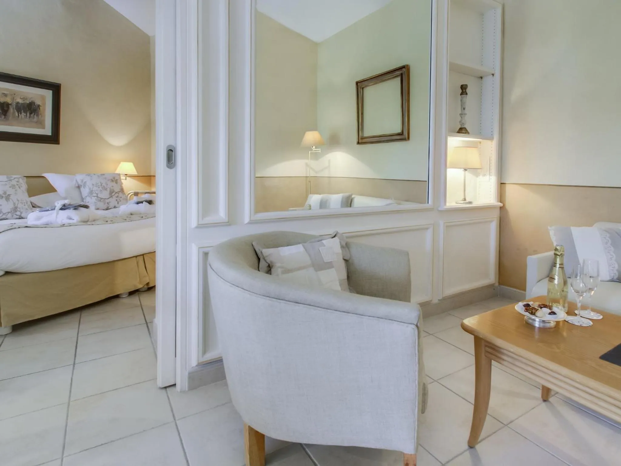 Bedroom, Bed in Hôtel L' Estelle en Camargue