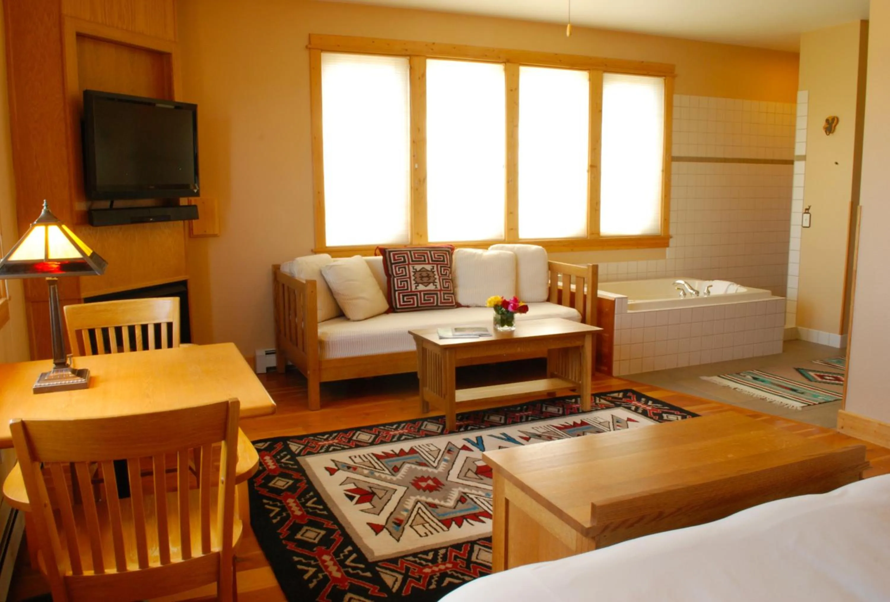 Living room, Bed in Gallatin River Lodge