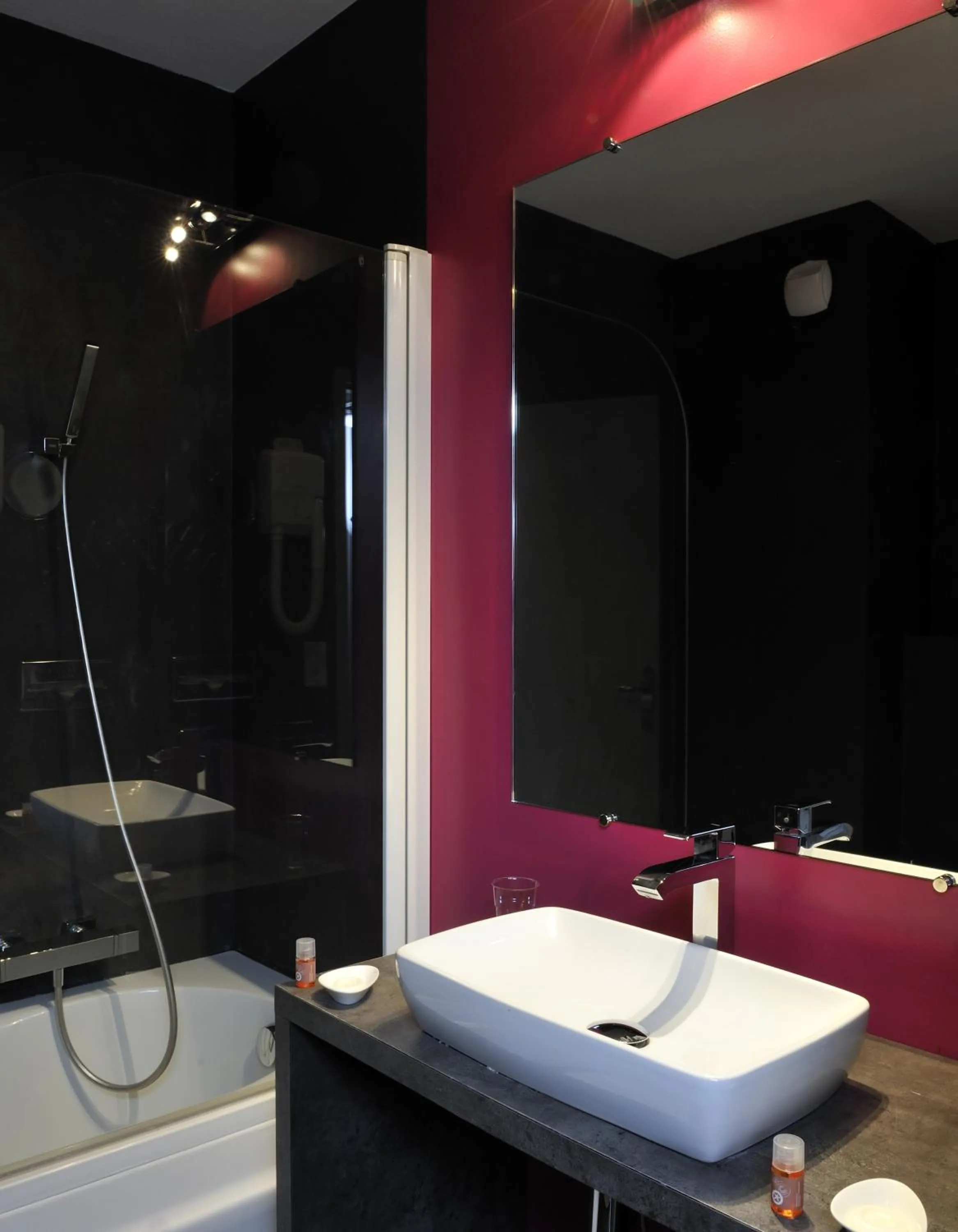 Shower in Hôtel Le Nautic