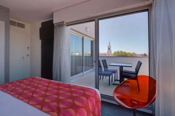 Balcony/Terrace, Bed in Hôtel Le Nautic