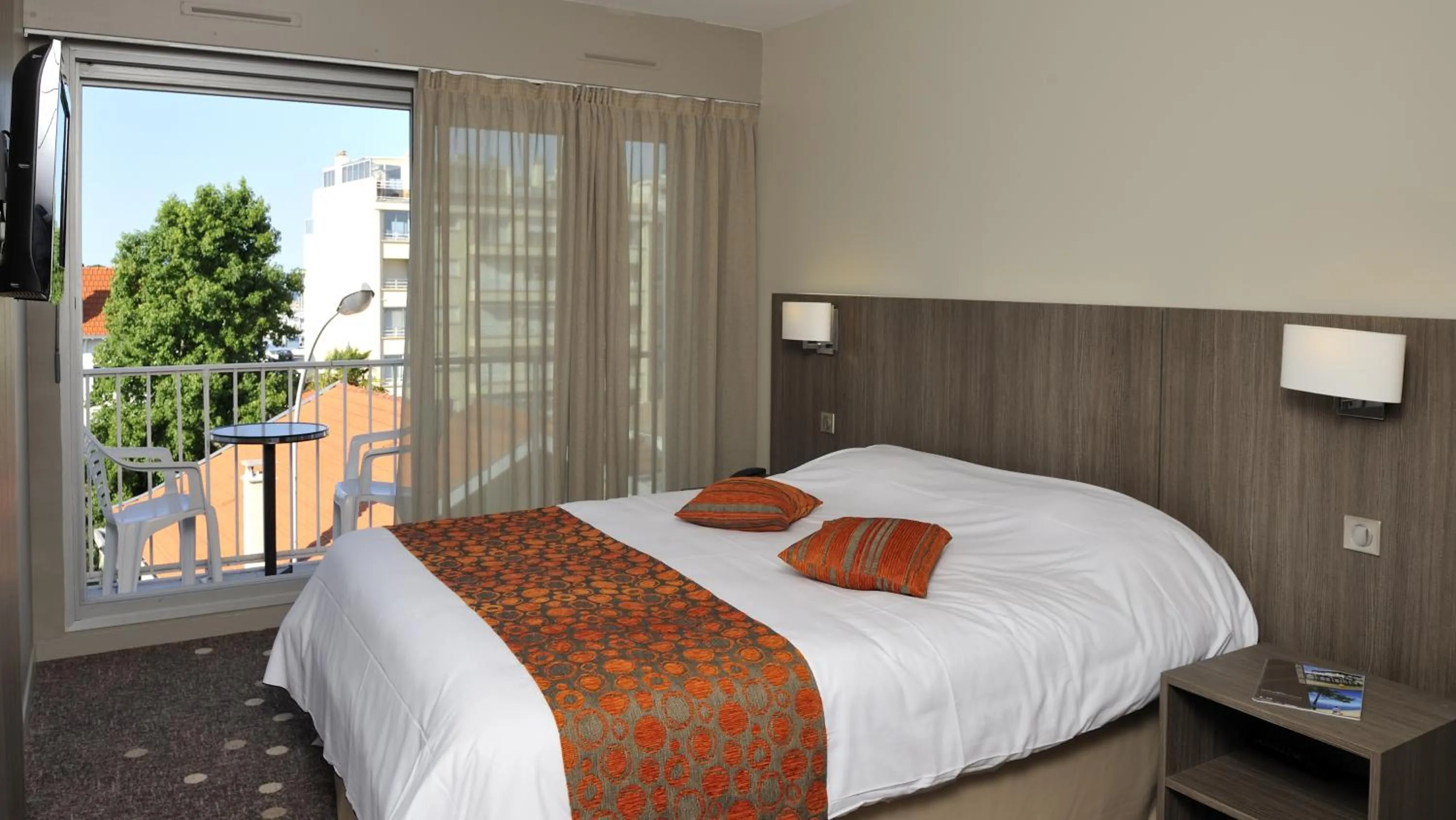 Balcony/Terrace, Bed in Hôtel Le Nautic