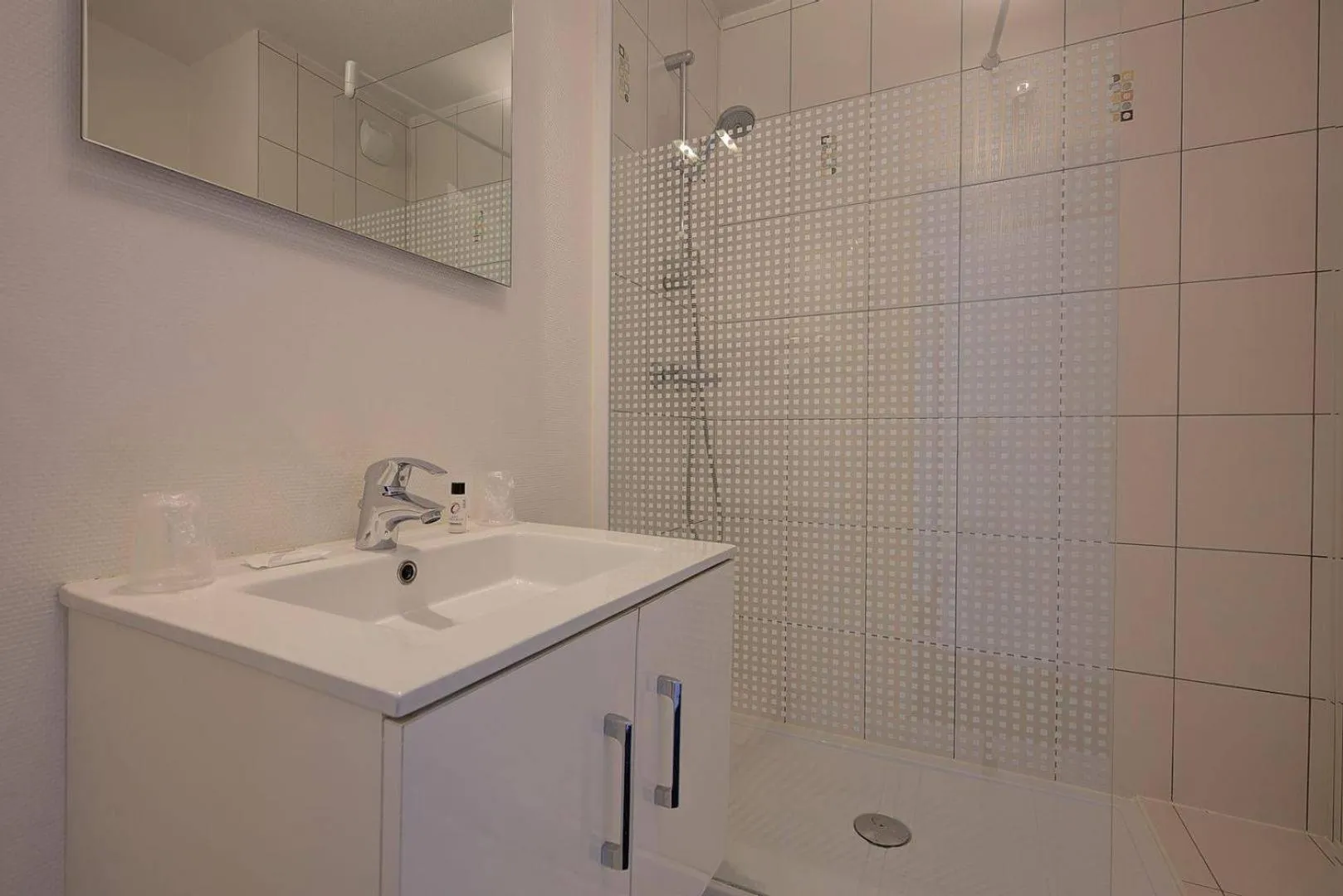 Toilet in Hôtel Le Nautic