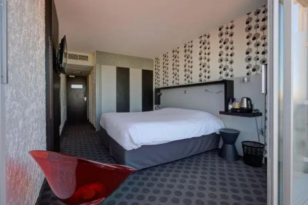 Bedroom, Bed in Hôtel Le Nautic