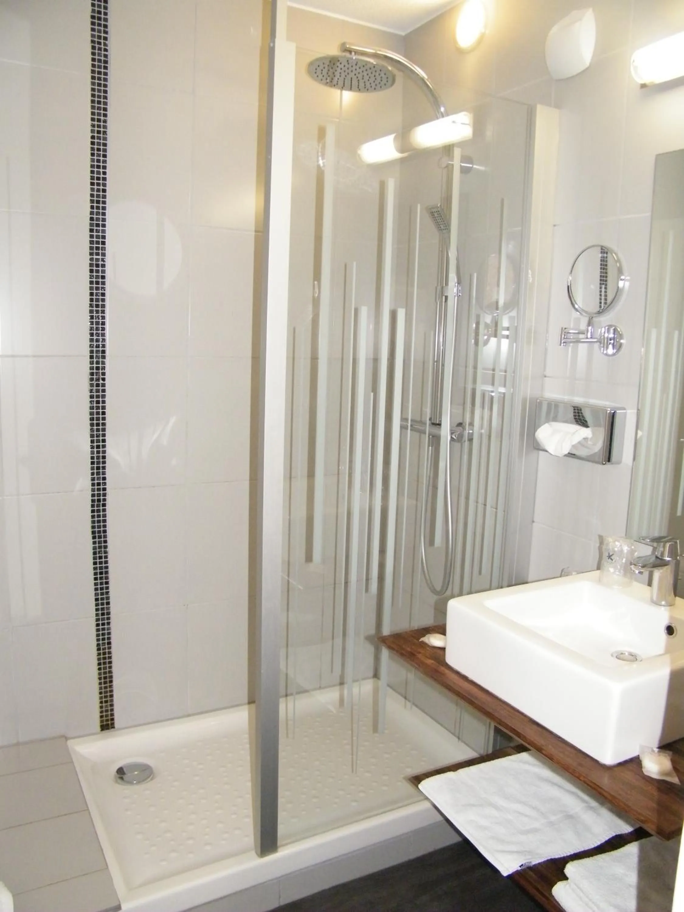 Toilet in Hôtel Le Nautic