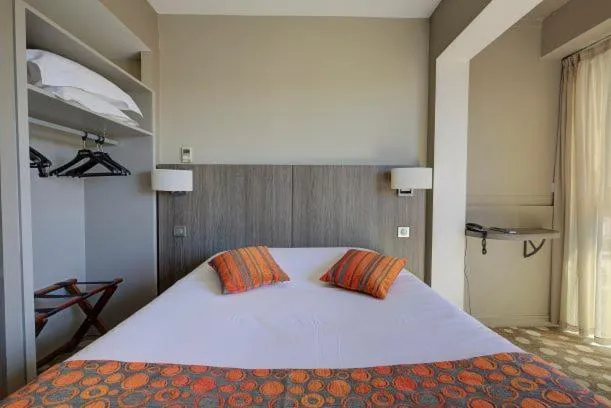 Bed in Hôtel Le Nautic