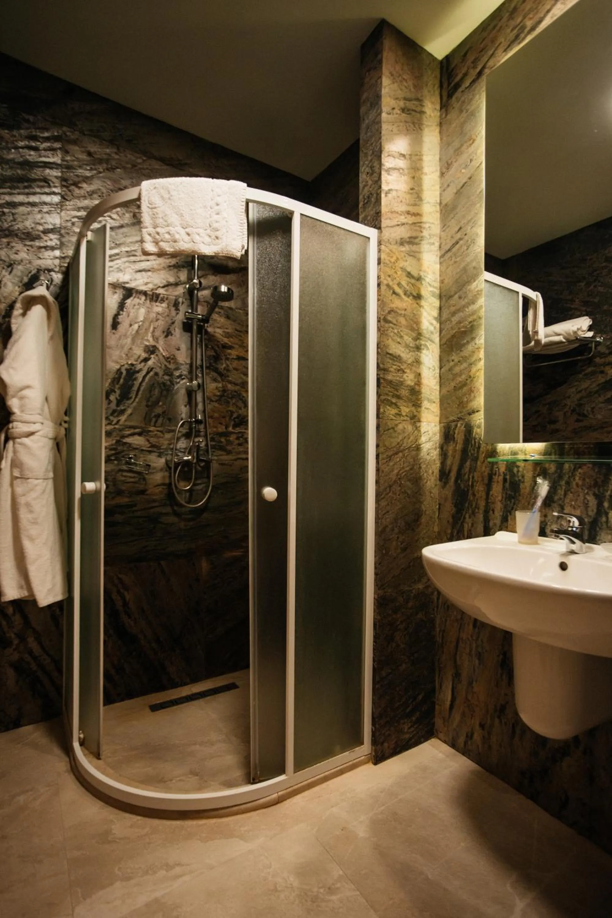 Shower in Shirvanshah Hotel