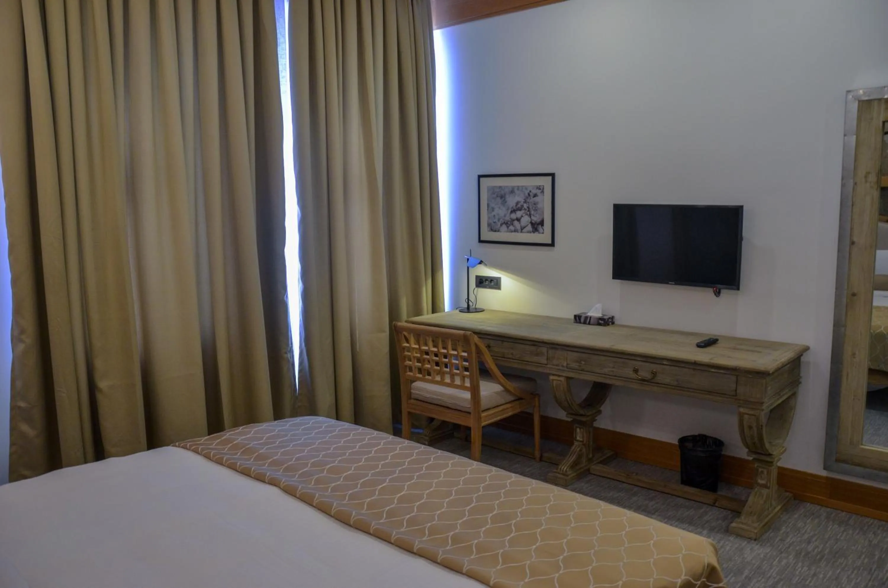 Communal lounge/ TV room, Bed in Shirvanshah Hotel