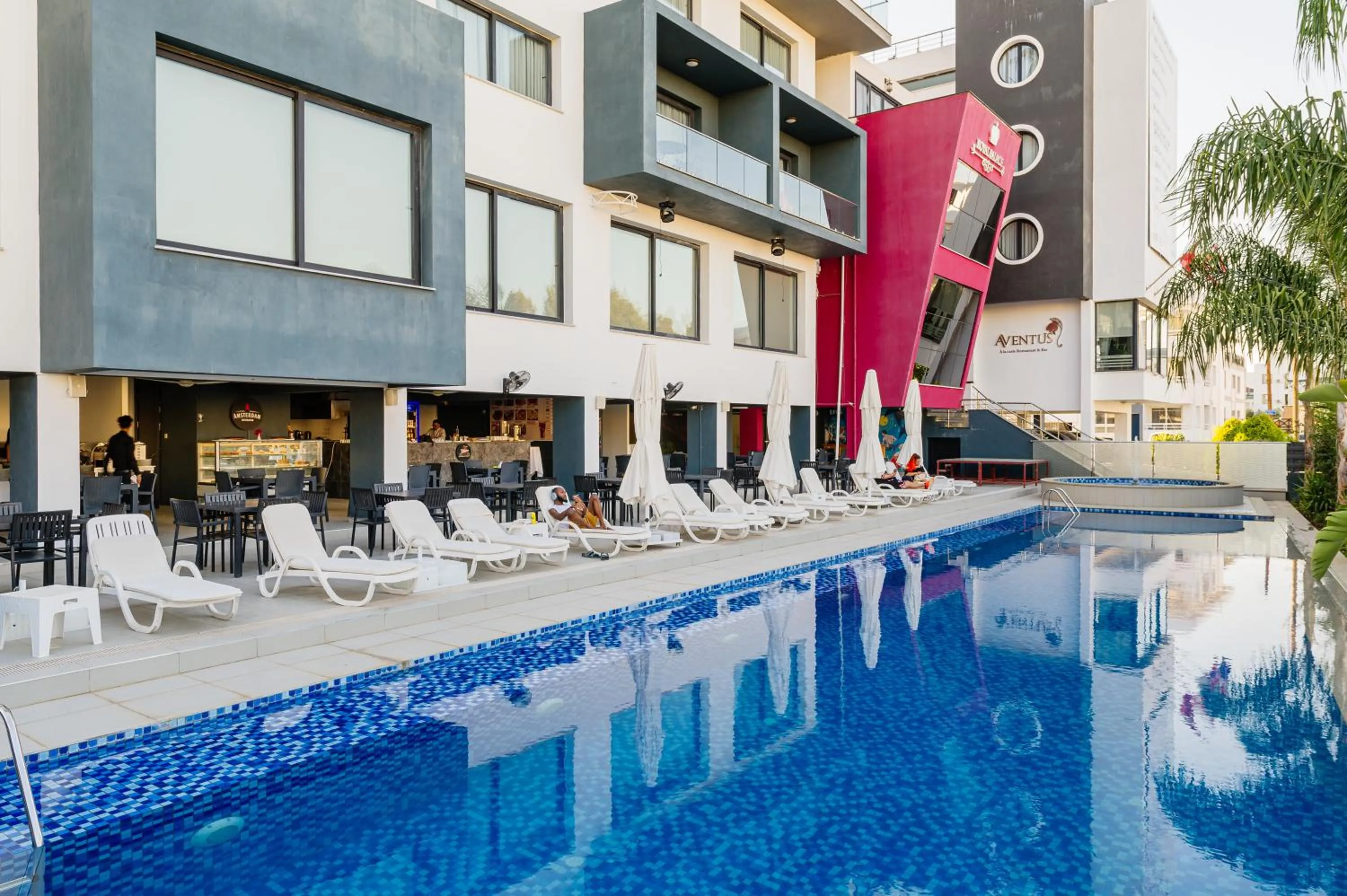 Restaurant/places to eat in Royal Palace Hotel