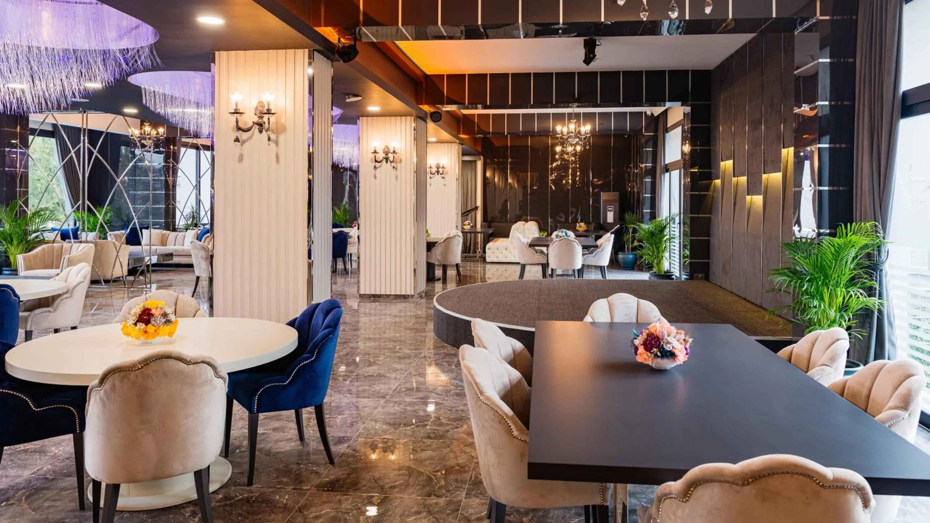 Restaurant/places to eat in Royal Palace Hotel