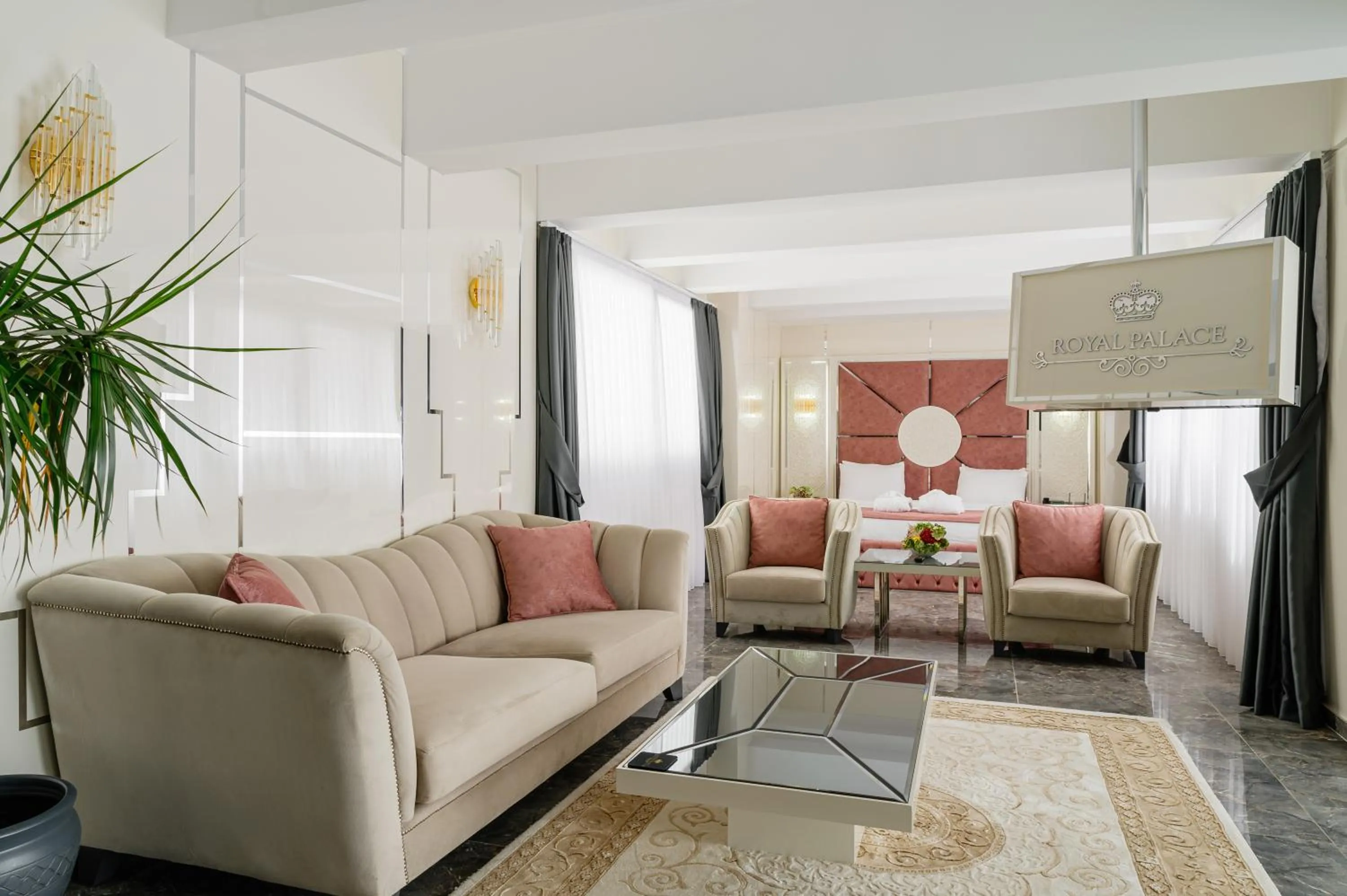 Living room in Royal Palace Hotel