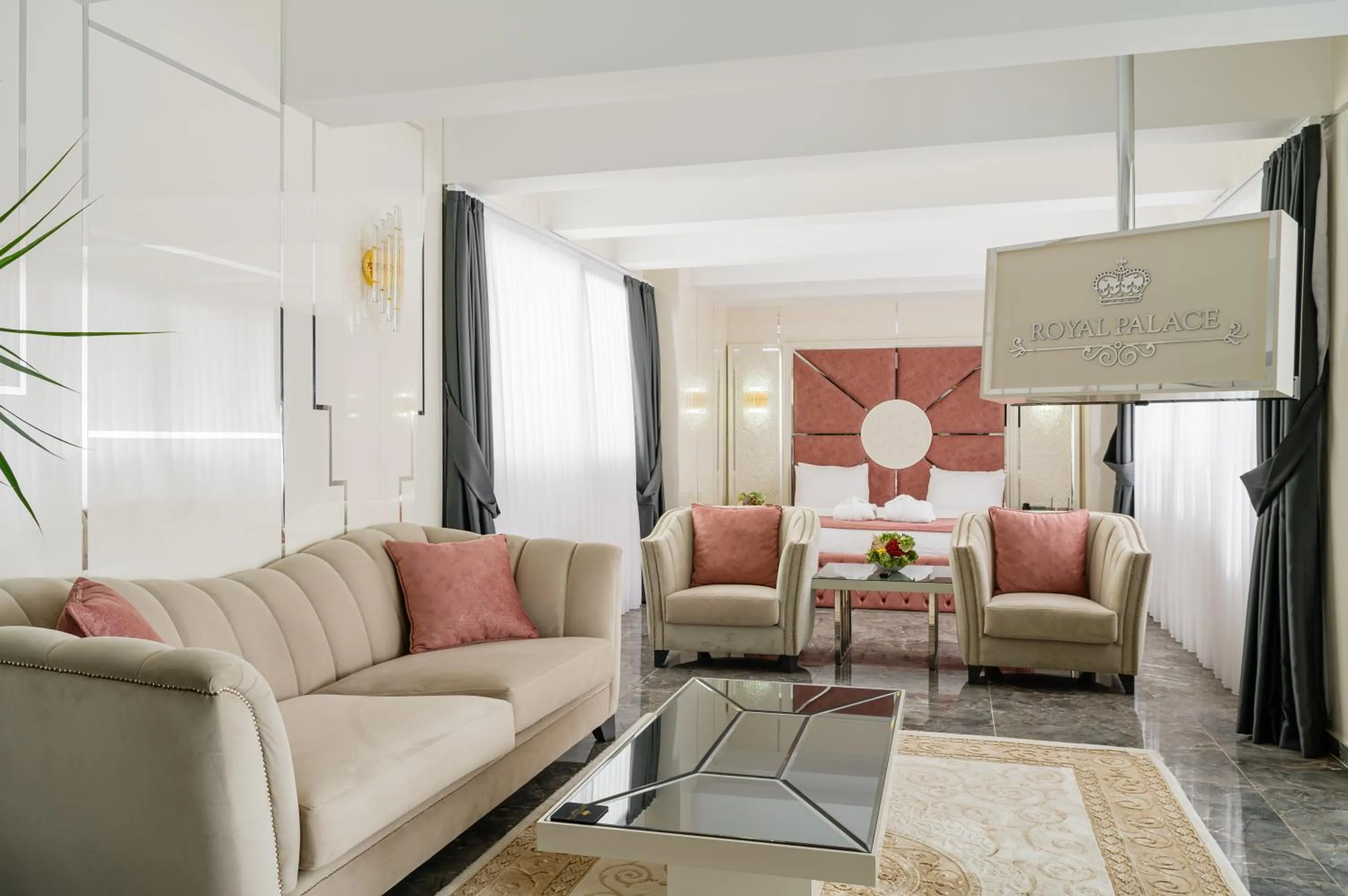 Living room in Royal Palace Hotel