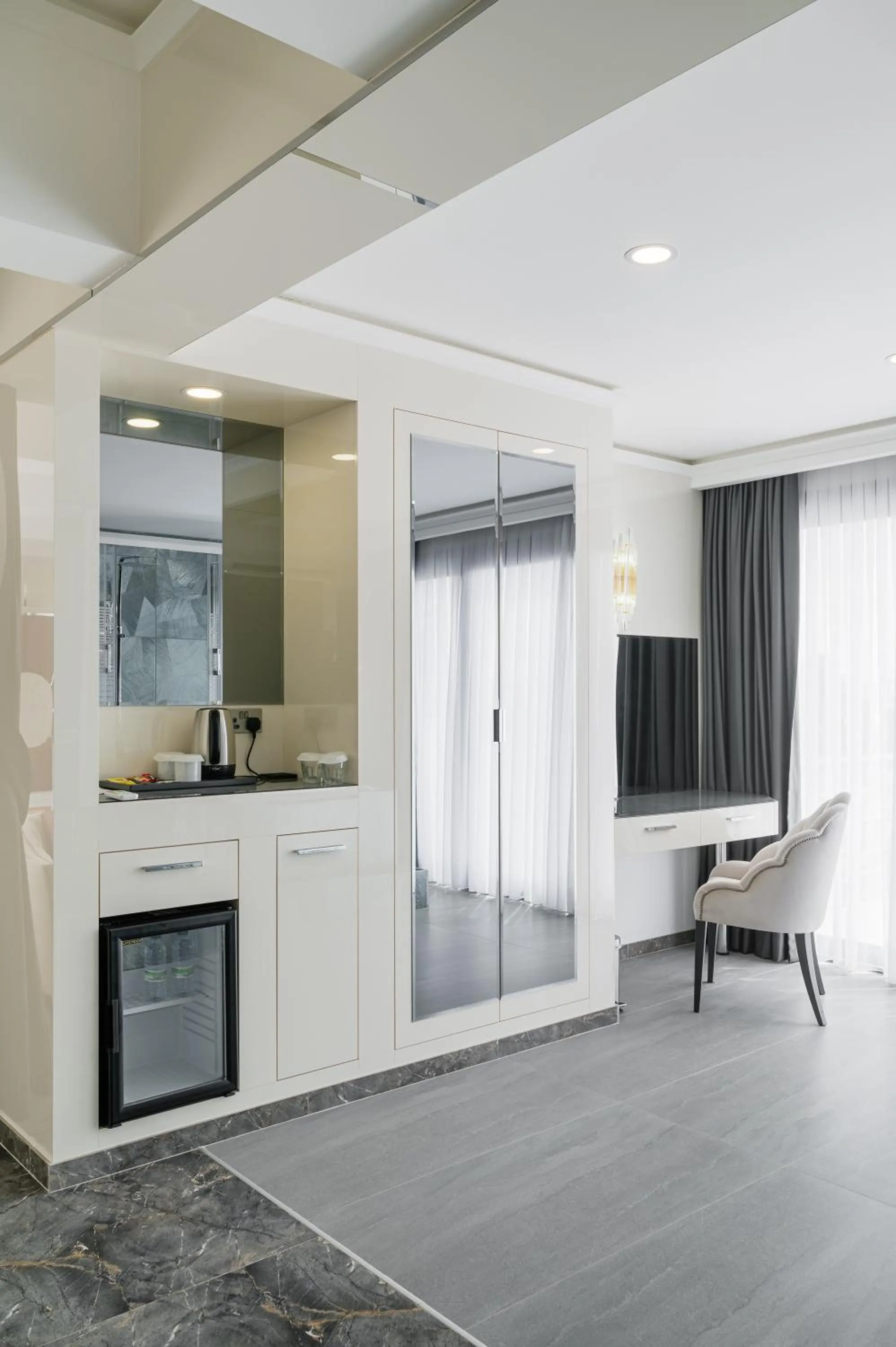 minibar in Royal Palace Hotel