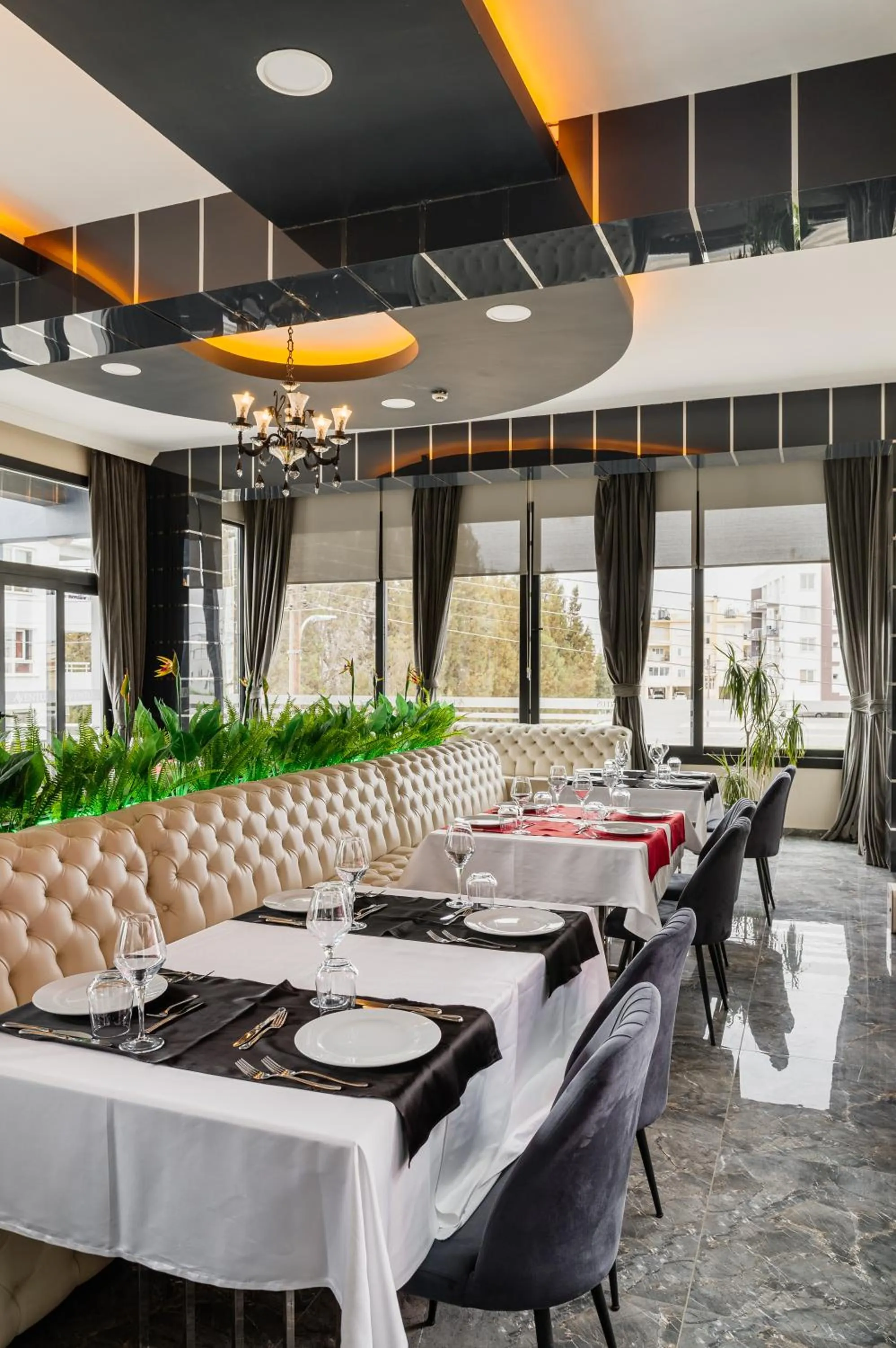 Restaurant/places to eat in Royal Palace Hotel