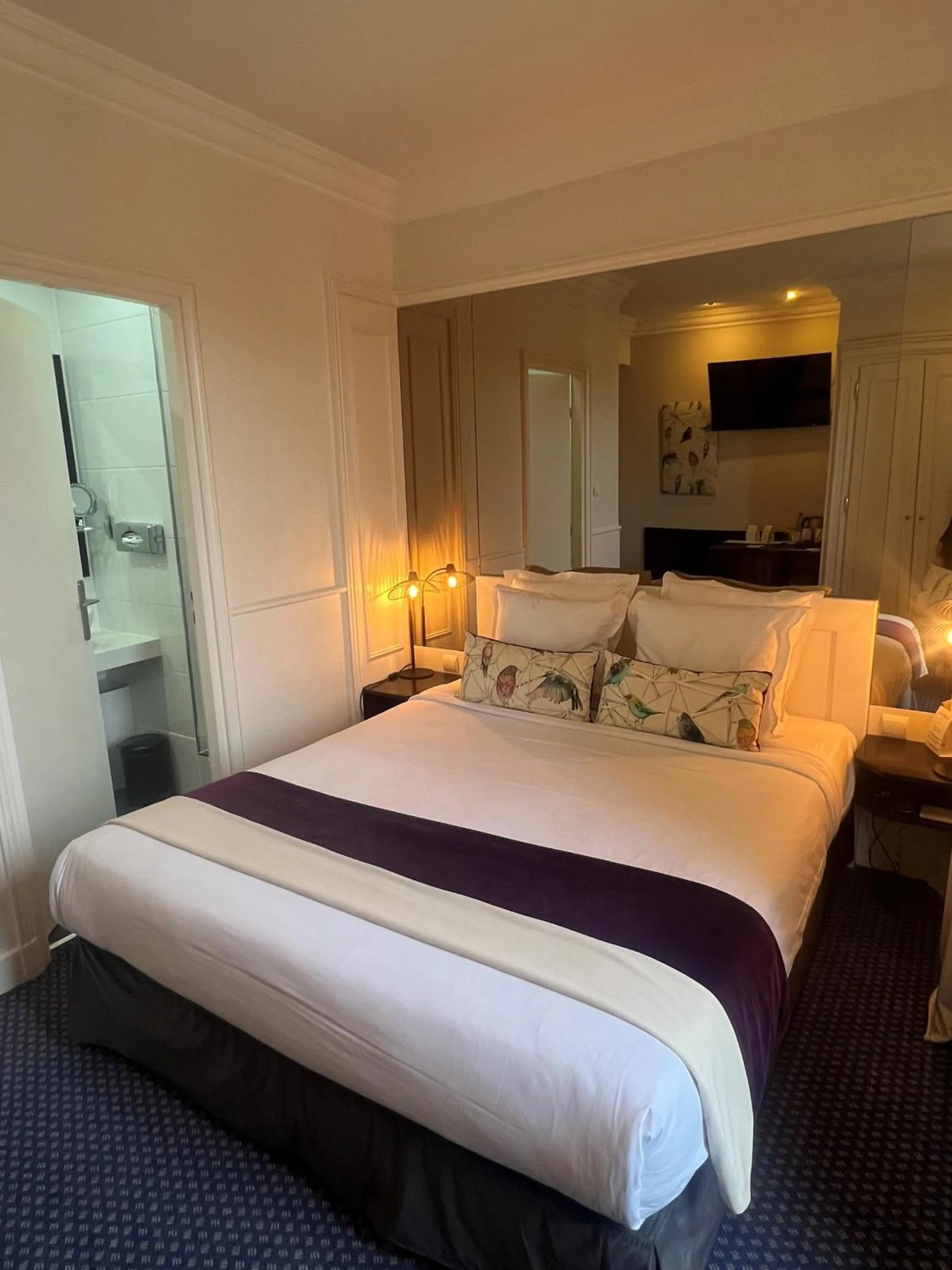 Photo of the whole room, Bed in Maison LUTETIA R