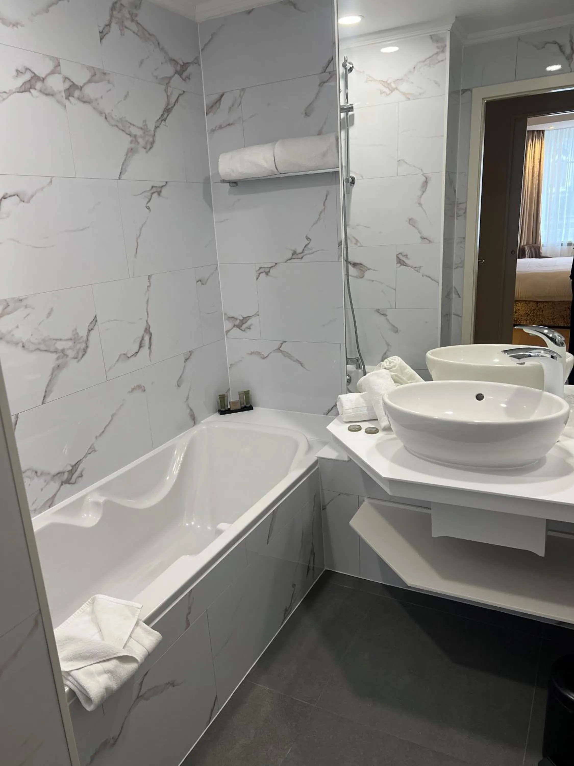 Bathroom in Maison LUTETIA R